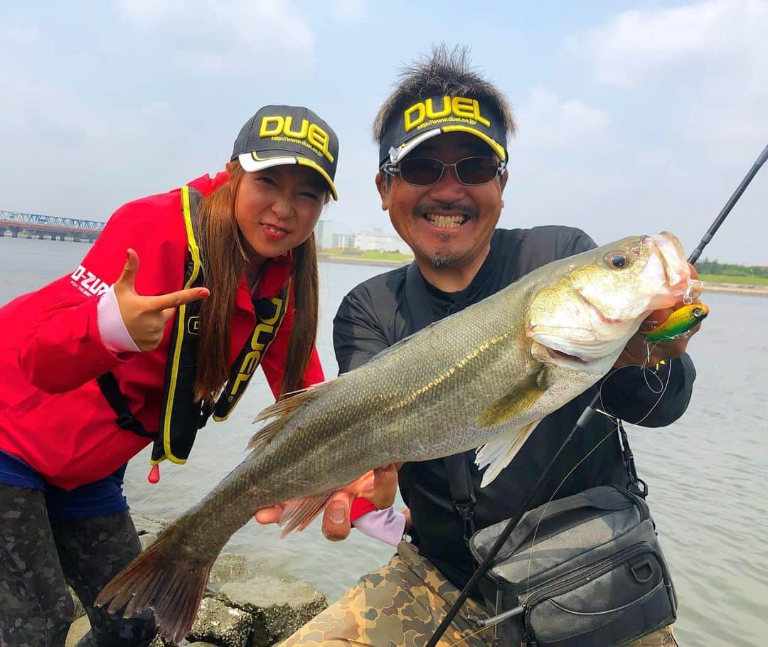 あさいあみさんのインスタグラム写真 - (あさいあみInstagram)「荻野さんと東京湾でシーバスオカッパリ🎣 荻野さんも私もデッカーーイ🎣シーバスキャッチしました✌️😚😚😚 嬉しい❣️❣️🍻サイズ❣️❣️❣️❣️ シーバス人生で初めて釣りました🎣やっぱりルアーフィッシング最高に楽しい💖💖💁‍♀️ 楽しすぎて嬉し過ぎて笑顔満点だわ💯💯💯💯 ハードコア ソリッドバイブ 最強ですよ〜🎣 荻野さんのシーバスオカッパリテクニックは #イージーフィッシング  O.Aをお楽しみにっ！😘😘😘 #あさいあみ #荻野貴生 #シーバス #シーバス釣り #シーバスルアー  #おかっぱり #陸っぱり #釣りガール #釣り #釣り女子 #釣り初心者 #fishinggirls #DUEL #デュエル　#釣りキチあみ平」6月20日 18時00分 - asai_ami