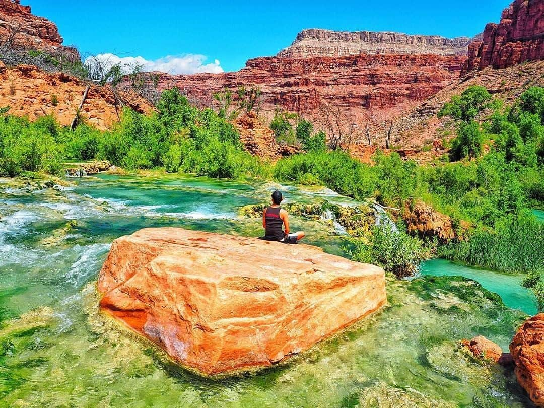 楽天トラベル さんのインスタグラム写真 - (楽天トラベル Instagram)「フォトコンテスト「#楽天忘れられない絶景 」入賞作品をご紹介します✨ . @kentaganhando さん グランドキャニオンのオアシスと呼ばれる秘境渓谷#ハバスパイ の美しい清流の色彩とアリゾナの雄大な大自然を感じる1枚👍🏻 ~~~~~~~~~~~~~ 今まで生きてきた中で一番感動した素晴らしい景色に出会えた日🏜 そして今更知った事だけど…笑 それは偶然にも両親の結婚記念日という今の自分が存在するキッカケとなった素晴らしき日✨ ~~~~~~~~~~~~~ 素敵なお写真の投稿をありがとうございました。 . #楽天トラベル #楽天  #rakutentravel #旅 #旅行 #旅に出よう #旅行好きな人と繋がりたい #travel #trip #フォトコンテスト #絶景  #アリゾナ #arizona  #havasupai #grandcanyon #グランドキャニオン」6月20日 18時00分 - rakutentravel