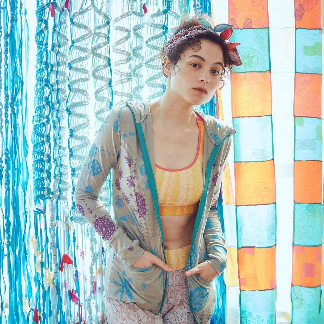のインスタグラム：「【Juana de Arco】 LINGERIE VISTE TU INTERIOR  ホォアナデアルコは、全てハンドプリント、ハンドメイドで作られた”ONE OF KIND(一点物)”のブランド。デザイナーのマリアナ・コルテスがランジェリーに込めたメッセージ"VISTE TU INTERIOR ”は、スペイン語で「内面を着飾る」「内面を見つめる」という意味。その日の気持ちを色にのせ、楽しく自由に自己表現できる特別なアイテムです。  #juanadearco #lingerie #homewear #ヨガウェア #textile #lifestyle #yogapants #roomwear #ethicalfashion #fashion #argentina #buenosaires #hpfrance #アッシュペーフランス #howpeoplelive」