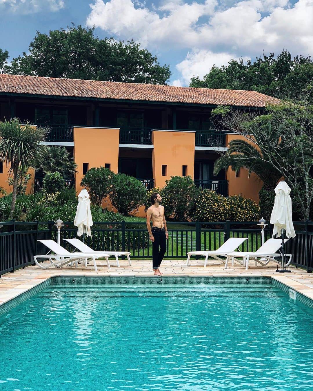 NICOLAS SIMOESのインスタグラム：「Sunny mornings by the pool ☀️♥️」