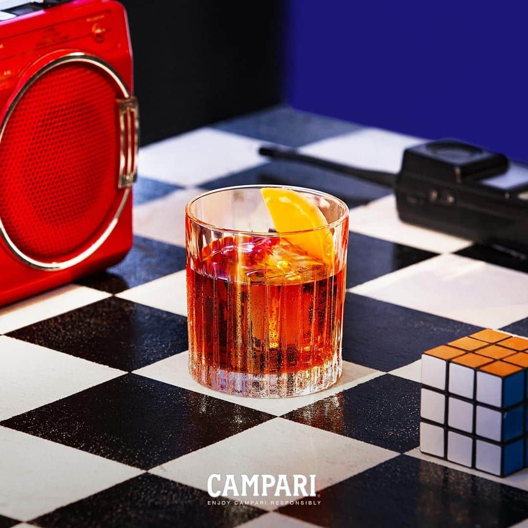 Campari Japanさんのインスタグラム写真 - (Campari JapanInstagram)「ネグローニ誕生の10年間は、よりポップでカラフルで斬新なデザインアイコンでした。100年経った今もクラシックカクテルの代表として愛飲されています。ネグローニウィークをお楽しみください。 ⠀ ⠀ #CAMPARI #アペリティーボ #カンパリレッド #Negroni #ネグローニ #イタリア #カクテル #cocktail #mixology #ミクソロジー #ミラノ #drinks #食前酒 #カンパリ  #N100 #negroniweek #ネグローニウィーク #100周年 #お酒 #お酒好き #バーテンダー #bar  #imbibe」6月20日 18時00分 - camparijapan