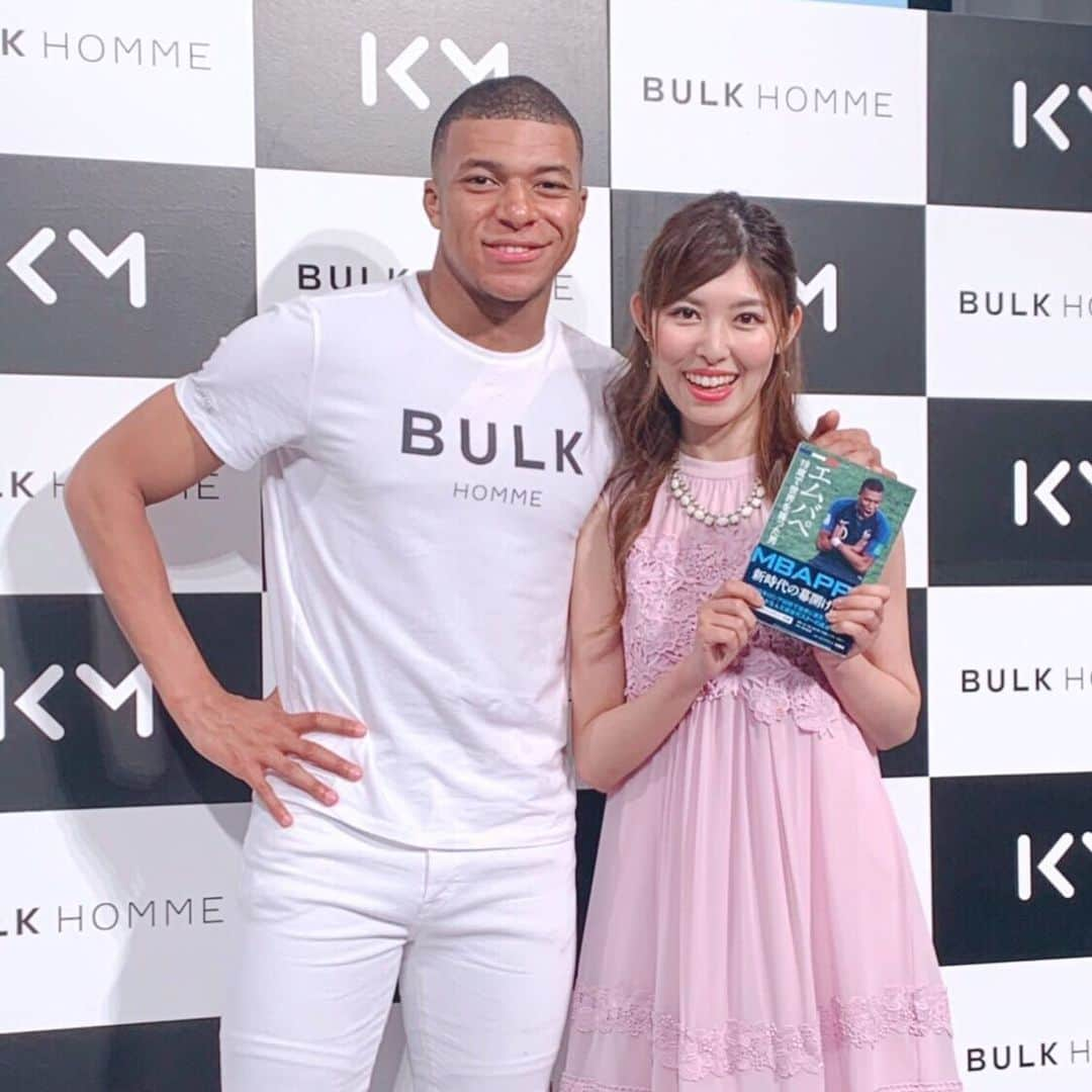 橘ゆりかさんのインスタグラム写真 - (橘ゆりかInstagram)「キリアン・エムバペ選手に会えました⚽️🇫🇷﻿ ﻿ Bienvenue au Japon🇯🇵🍣🗼 Arigato✨﻿ ﻿ ﻿ バルクオムのグローバルアンバサダー﻿ 就任イベントでご一緒させていただいて…﻿ 夢のような時間だったよ😭💓﻿ ﻿ はぁぁぁこんな日が来るなんて！﻿ その時の様子は  アメーバブログ  にも書きました！ ﻿ エムバペ選手もっともっと応援したくなりました！次の来日は、、、東京五輪？？﻿ ﻿ これからのスーパープレーにも期待してます‼️✨﻿ ﻿ ﻿ ﻿ #bulkhomme #mbappe #kylianmbappe #parissaintgermain #menscosmetics #football #footballplayer #psg #バルクオム #メンズコスメ #スキンケア #キリアンエムバペ #エムバペ #ムバッペ  #サッカー選手 #足球#サッカー女子 #橘ゆりか﻿」6月20日 17時52分 - yuricalcal