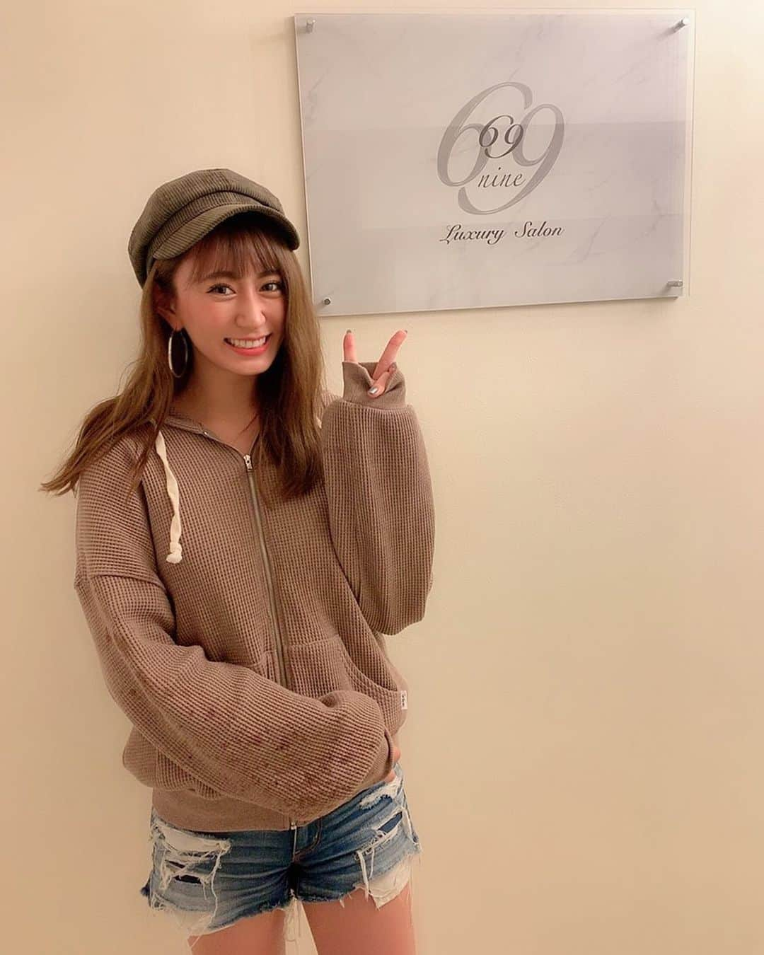 照井和希さんのインスタグラム写真 - (照井和希Instagram)「美容院Day に先日！！！！！ #バストアップ専門店 で私ゴリ推しの ラグジュアリーサロンナイン代官 ☞《 @salon_nine9 》へ #大雨で袖濡れてる 笑笑 ．  生体電流に限りなく近い電流が流れてるグローブ みたいなんで二の腕とかバスト周り触れてくれて リラックス出来て途中で寝てた…笑 ． 効果としては 細胞一つ一つに当てることにより 細胞が活発になり、活性酸素が除去され、血液やリンパの 流れを良くする。コラーゲンを増やしてバストのハリや 弾力、お肌のうるおいや透明感UPまでしてくれる📝 ． 前回の記事で詳しくレポしてるから そっちも見てみてね‪(*´꒳`∩)‬ ． ． 1週間くらいバストのふっくら感、ハリが持続して ぽんっておわん型のお胸になります🥺👌🏽✨ 個人差はあると思うけど私はめっちゃ毎回感動する😢笑 ． ． #代官山 #バストアップ #美容 #美容レポ #ダイエット #美容垢 #サロン #美容サロン #インフルエンサー #レポ #バストアップ方法」6月20日 17時58分 - kazu24ki