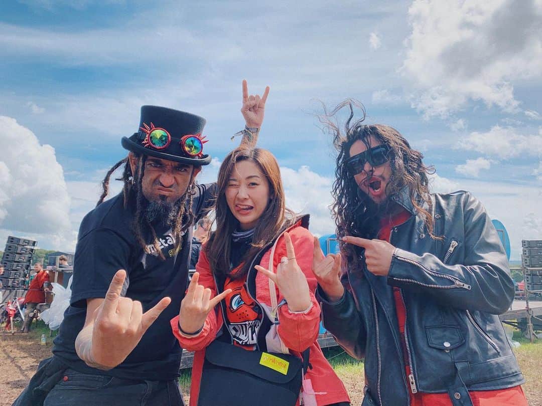 のインスタグラム：「. . The best friends I met at the download festival🤘 Their performance was great!!!! Thank you so much🌈 @bullicio_puppets @downloadfest . . #bulliciopuppets #downloadfestival2019 #dl2019 #downloadfest #uk #unitedtkingdom #airguitarUK #airguitar #airguitarworldchampion #makeairnotwar .」
