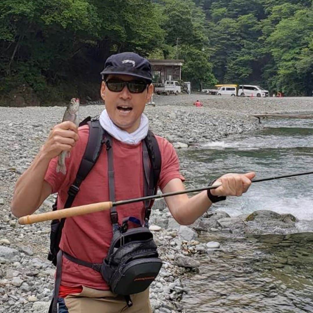 東野幸治さんのインスタグラム写真 - (東野幸治Instagram)「ドランク鈴木先生と今日もテンカラ、フライフィッシング行ってきました。 2匹釣れました。 少しずつ分かってきましたよ！ 来年、旅猿でリベンジやったるぞ！」6月20日 18時08分 - higashinodesu