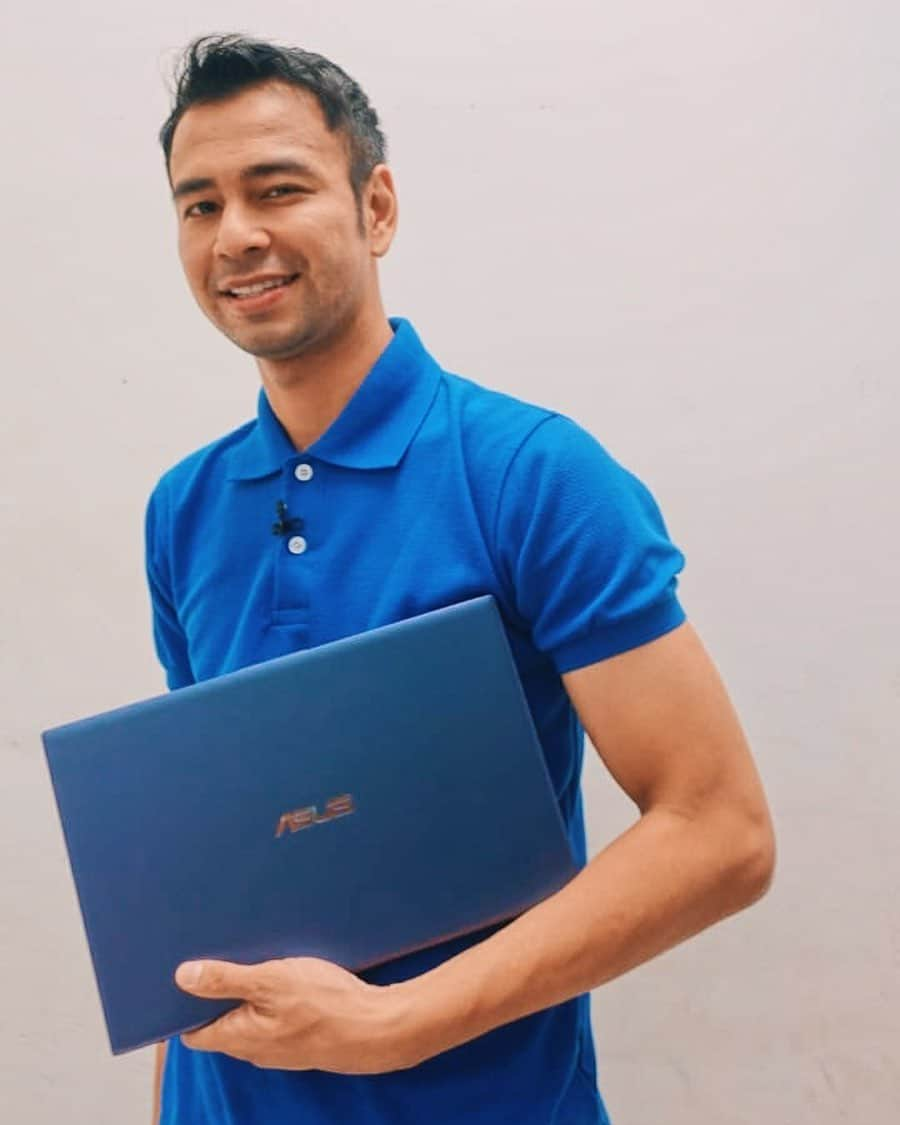 Raffi Ahmadさんのインスタグラム写真 - (Raffi AhmadInstagram)「Buat nemenin mobilitas gw sehari-hari, gw selalu bawa ASUS VivoBook Ultra A412. Ni  laptop The World’s Smallest 14 inch Colorful Ultrabook lho. Ultra book yang punya ketebalan hanya 19.5mm & berat 1.5kg, nyaman banget dan ringan buat dibawa kemana aja. ASUS VivoBook Ultra A412 juga punya layar empat sisi NanoEdge Display dengan screen to  body ratio hingga 87%. Selain itu laptop ini juga memiliki desain innovative Ergolift Hinge yang kekinian dan memberikan kenyamanan extra waktu mengetik.  ASUS VivoBook Ultra A412 ini hadir dalam 4 varian warna loh, ada coral crush, peacock blue,  slate grey, dan transparent silver. Dan kalo aku pilih warna peacock blue karena sangat mewakili gw banget loh! #ASUSAja #VivoBookUltraA412 #ColorfulIsMyLife」6月20日 18時08分 - raffinagita1717