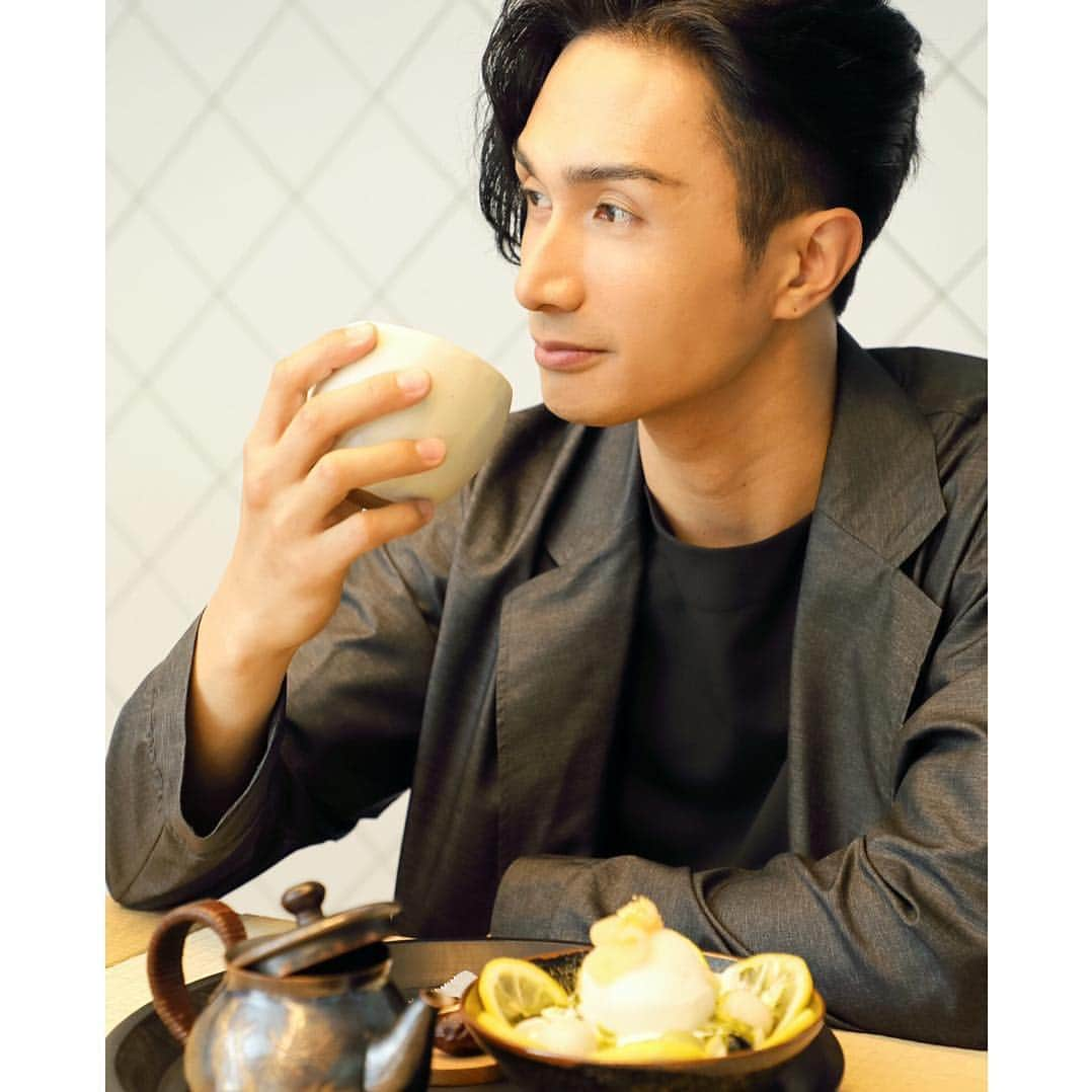 steady.さんのインスタグラム写真 - (steady.Instagram)「7月号のEXILE THE SECOND連載には、橘ケンチさんが登場しています💕💕 ケンチさんとの日本茶デートをイメージして撮影しているので、お見逃しなく～😉✨ 明日から始まるケンチさんの主演舞台「魍魎の匣」も楽しみですね♪  @kenchitachibana  #steady #ステディ #second #セカステ #exilethesecond #橘ケンチ #kenchitachibana #横須賀 #雑誌ステディ #魍魎の匣」6月20日 18時01分 - steady_tkj