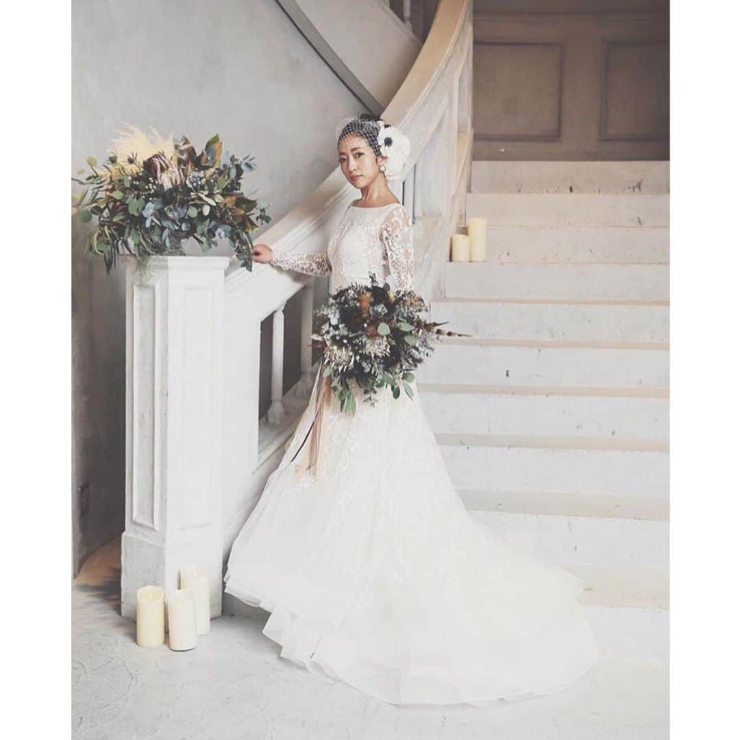 ウェディングソムリエ編集部さんのインスタグラム写真 - (ウェディングソムリエ編集部Instagram)「． スタッフの @haru_jadore です🕊 @ayumi.wedding4.14 さんのフォトをリポスト。 ． ． ． 大人クラシカルな装いが、とてもお似合い。 ． ． アネモネのヘッドドレスが新鮮で、バードケージのベールが魅力的。 繊細な刺繍が美しいドレスは、一目惚れだったそう。 ． ． 上品で華やかなコーディネートはとても参考になりますね。 ． ． ． @ayumi.wedding4.14 さん、ありがとうございました🌿 ． ． ． ． ． ． ✴︎✴︎✴︎✴︎✴︎✴︎✴︎✴︎ 花嫁のマストアイテムを詰め込んだ花嫁キット「Hello MRS!」1,000名無償配布。 応募受付中♡詳しくは前のポストを！ ✴︎✴︎✴︎✴︎✴︎✴︎✴︎✴︎ ． ． Topics! 💌現在第14期ウェディングソムリエアンバサダーの応募受付中です✨ぜひご応募くださいませ！ ． ． .:*:.,.:*:.,.:*:.,.:*:.,.:*:.,.:*:.,.:*:.,.:*:.,.:*:.,.:*:.,.:*:.,.:* . サイトは[ウェディングソムリエ ]で検索 🔎http://www.jadorewedding.com プロフィール欄の🔗Linkからもとべます。  ウェディングソムリエは、 人生でその時しかできない 特別な体験を提供するメディアです♡ *:.,.:*:.,.:*:.,.:*:.,.:*:.,.:*:.,.:*:.,.:*:.,.:*:.,.:*:.,.:*:.,.:*:.,.:*: #卒花  #ウェディングソムリエ #花嫁 #プレ花嫁  #卒花嫁レポ #全国のプレ花嫁と繋がりたい #ウェディングソムリエアンバサダー  #ウェディングドレス  #ウェディングレポート  #ウェディングDIY #プレ花嫁デビュー #結婚式 #結婚式準備 #結婚式レポ #前撮り#後撮り」6月20日 18時02分 - jadore_wedding