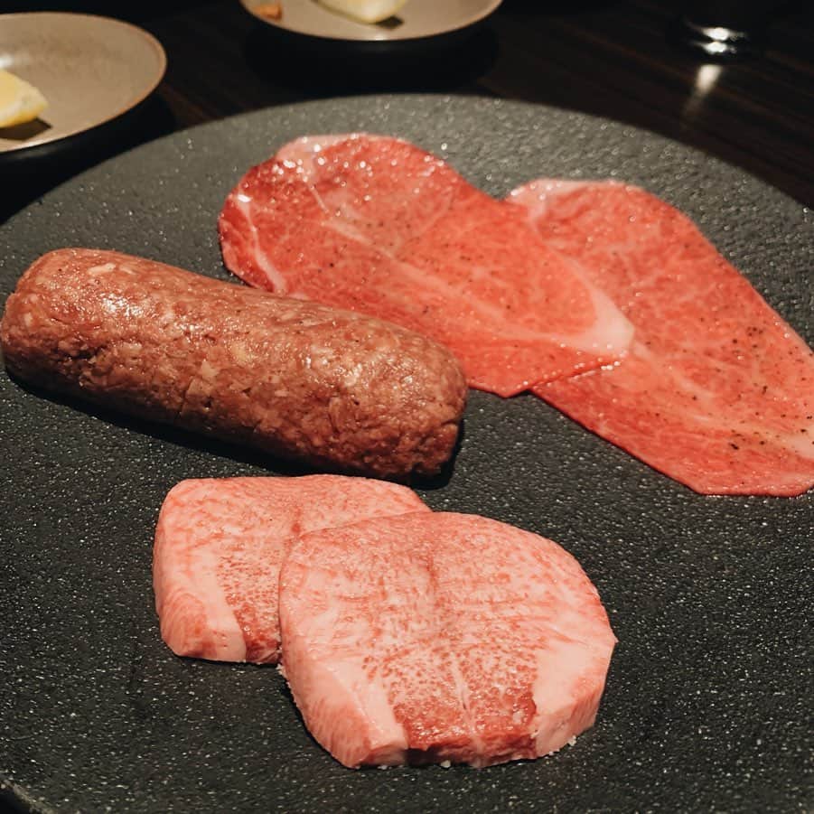 小竹麻美さんのインスタグラム写真 - (小竹麻美Instagram)「だいすきお肉❤️ あやのとフルコースで満腹ディナー🤤🌙 美味しかった〜！食べすぎた❤️ 最近は頑張ってジムも通ってるんだよー🏋🏼‍♂️ #ushigoro#yakiniku#tokyo#ginza#dinner #焼肉うしごろ#焼肉#銀座」6月20日 18時02分 - asamikotake