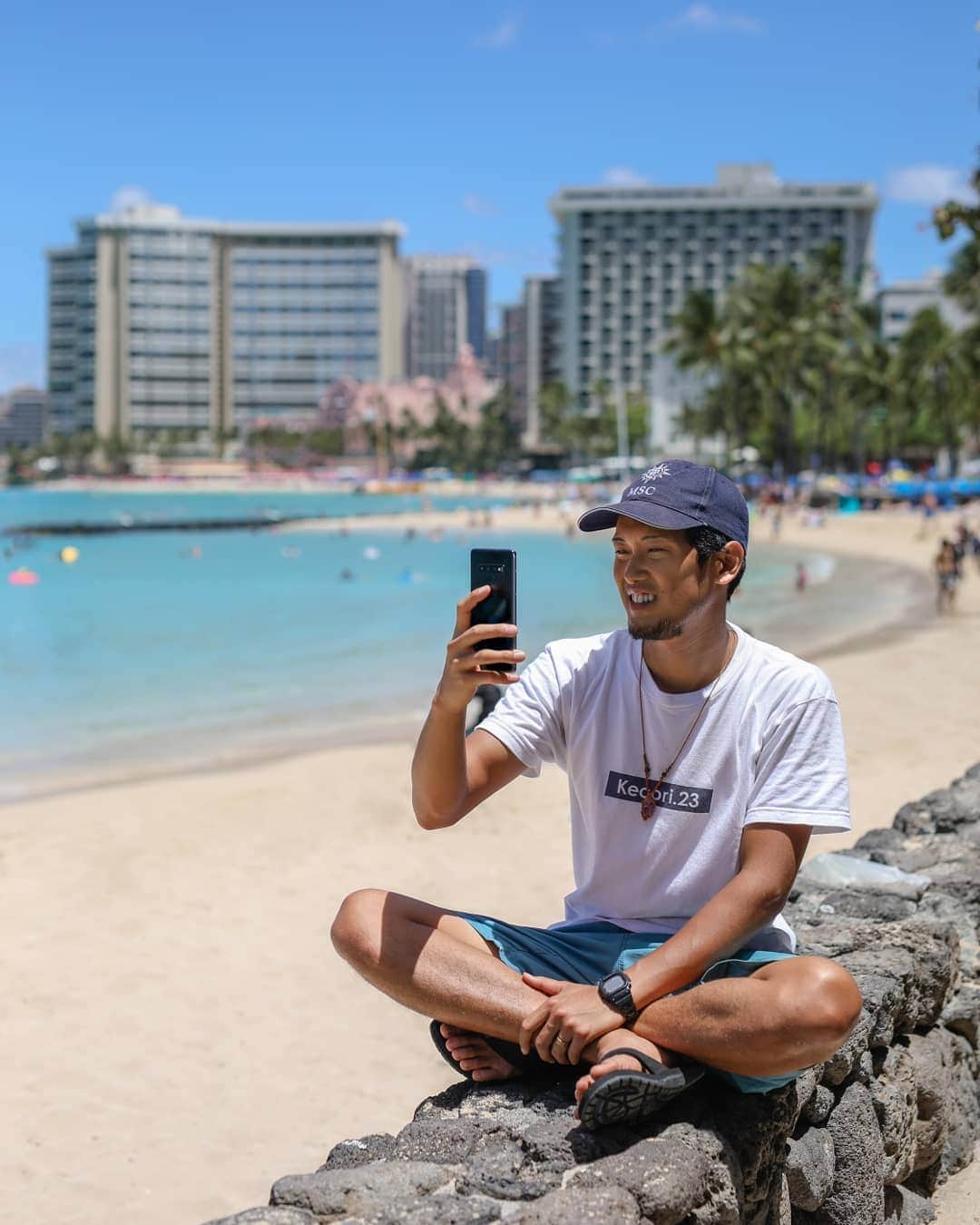山下歩さんのインスタグラム写真 - (山下歩Instagram)「ジューンブライドの今月はウェディング撮影の依頼をうけてハワイへ！ 青い空の下、波とウクレレの音色が優しく包み込む、とっても素敵な挙式でした。GalaxyS10+も大活躍！ 大画面のいい写真が撮れました！ photocredit: @likathetika  #GalaxyS10 #Ambassador #TeamGalaxy @galaxymobilejp #hawaiiwedding #ハワイウェディング #ハワイ #hawaii #前撮り #結婚式 #genic_hawaii」6月20日 18時05分 - ayumu822