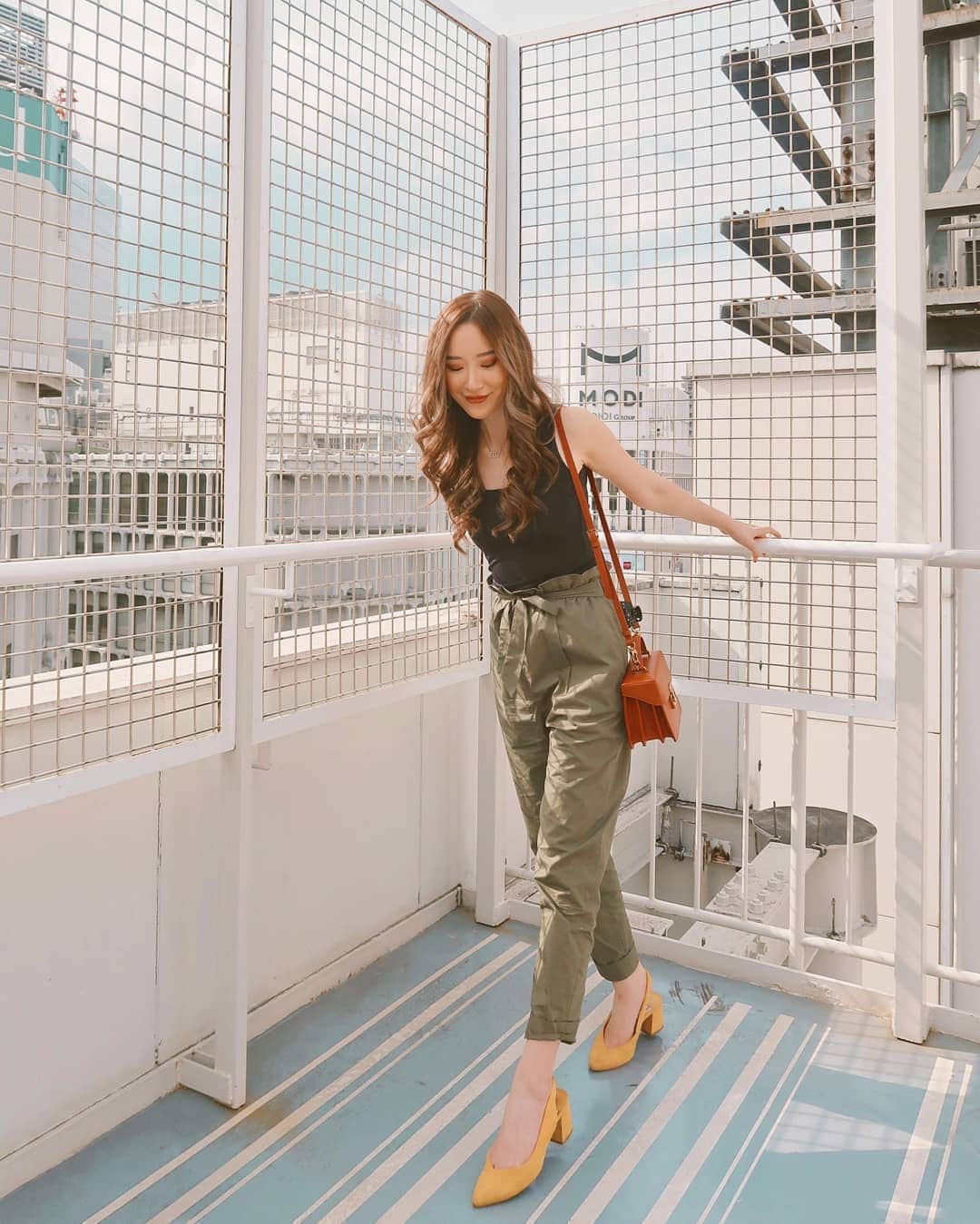 エリッサ・ヤマダのインスタグラム：「One hand vs awkward hand 👋 . 📷: @vncntsim #ellejessinjapan #ellejessintokyo」