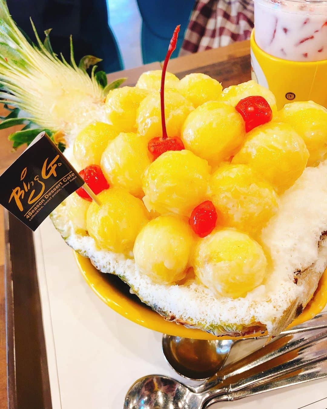 佐野友里子のインスタグラム：「パイナップルビンス🍍 かき氷だよ~🍧💛💛💛おいしかった😍 . #新大久保 #snowyvillage #パッピンス」