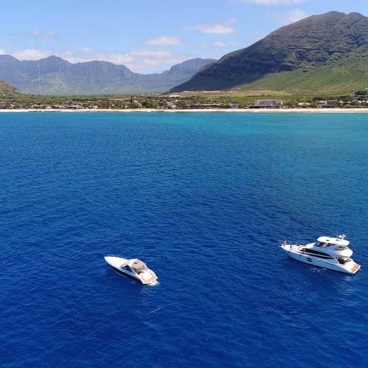 Luxury Cruise by Captain Bruceさんのインスタグラム写真 - (Luxury Cruise by Captain BruceInstagram)「🌺コオリナの海⠀﻿ プライベートクルーズでは、2艘チャーターも可能です！⠀﻿ コオリナではデイクルーズもおすすめ。プライベートなので思い切りシュノーケリングが楽しめます⠀﻿ ⠀﻿ ⠀﻿ ⠀﻿ #captainbruce #privatecharter #koolina #oahulife #hawaii #ocean #boats #hawaiivacation #koolinaresort #blue #キャプテンブルース #プライベートクルーズ #コオリナ #青 #ハワイ #海」6月20日 18時25分 - cptbruce_hi