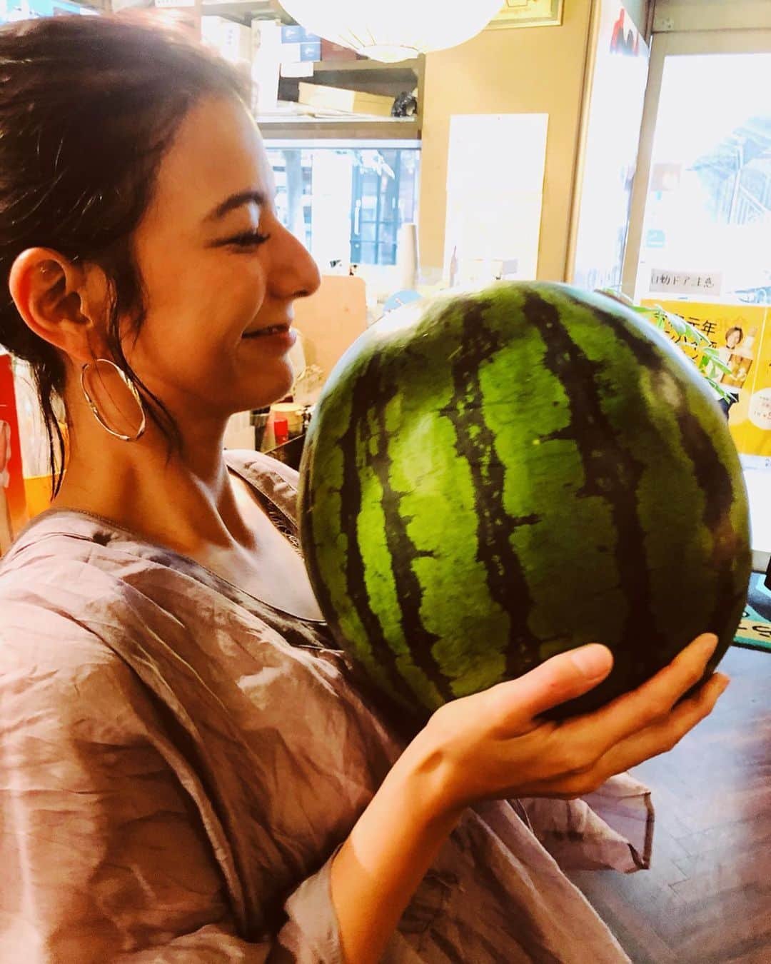 スザンヌさんのインスタグラム写真 - (スザンヌInstagram)「#ハロウィンスイカ 🍉﻿ #hitokiwa ﻿ ﻿ #JA菊池西瓜部会﻿ #合志市﻿ #共同プロジェクト の﻿ #種無しスイカ﻿ ﻿ 今年も頂きました🙏﻿ ﻿ 嬉しい💕美味しい🍉﻿ 幸せだーいっ🤤﻿ ﻿ 京都から帰ってきた﻿ @gowasuchiyan にも会えて﻿ 嬉しい😊❤️﻿ 姪の可愛さってまたたまらない🙆‍♀️」6月20日 18時34分 - suzanneeee1028