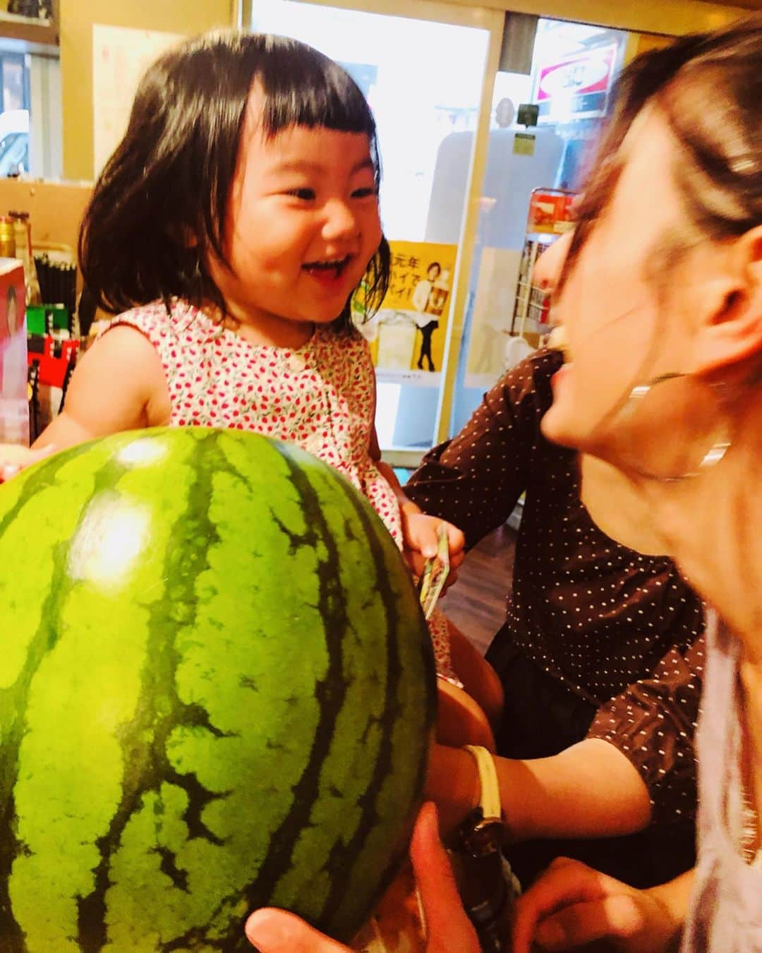 スザンヌさんのインスタグラム写真 - (スザンヌInstagram)「#ハロウィンスイカ 🍉﻿ #hitokiwa ﻿ ﻿ #JA菊池西瓜部会﻿ #合志市﻿ #共同プロジェクト の﻿ #種無しスイカ﻿ ﻿ 今年も頂きました🙏﻿ ﻿ 嬉しい💕美味しい🍉﻿ 幸せだーいっ🤤﻿ ﻿ 京都から帰ってきた﻿ @gowasuchiyan にも会えて﻿ 嬉しい😊❤️﻿ 姪の可愛さってまたたまらない🙆‍♀️」6月20日 18時34分 - suzanneeee1028