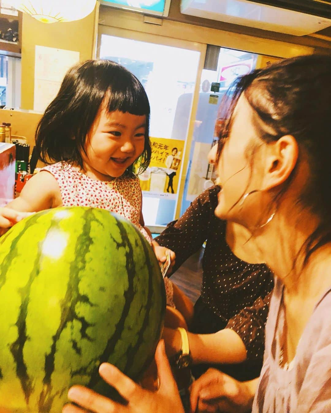 スザンヌさんのインスタグラム写真 - (スザンヌInstagram)「#ハロウィンスイカ 🍉﻿ #hitokiwa ﻿ ﻿ #JA菊池西瓜部会﻿ #合志市﻿ #共同プロジェクト の﻿ #種無しスイカ﻿ ﻿ 今年も頂きました🙏﻿ ﻿ 嬉しい💕美味しい🍉﻿ 幸せだーいっ🤤﻿ ﻿ 京都から帰ってきた﻿ @gowasuchiyan にも会えて﻿ 嬉しい😊❤️﻿ 姪の可愛さってまたたまらない🙆‍♀️」6月20日 18時34分 - suzanneeee1028