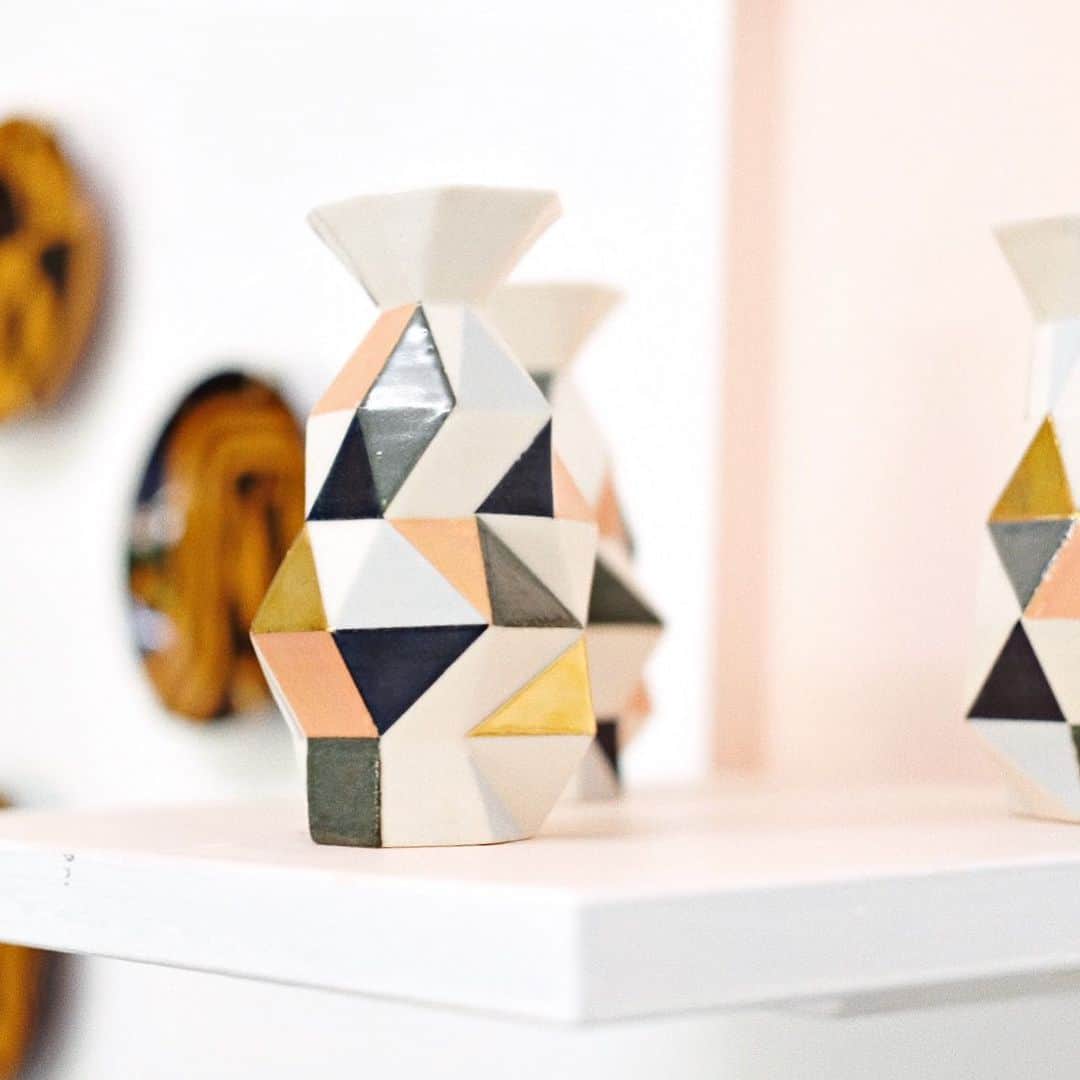 KEISUKE SYODAさんのインスタグラム写真 - (KEISUKE SYODAInstagram)「Tokkuri with 5colors - Collaboration with the Tokyo based ceramic artist Kotaro Sakazume @panda_ceramicware . #exhibition #paris #tokyo #徳利 #tokkuri #abstract #slowdownartcomp2019」6月20日 18時28分 - keisukesyoda