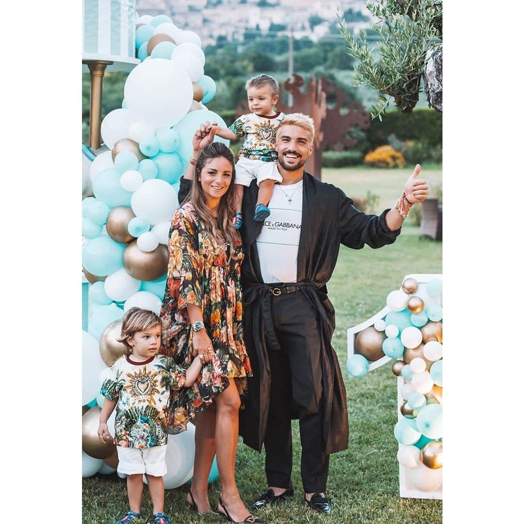 ドルチェ&ガッバーナさんのインスタグラム写真 - (ドルチェ&ガッバーナInstagram)「To celebrate their son Leonardo’s first birthday, the Di Vaio family all wore Dolce&Gabbana for the festivities.  #DGFamily #DGMen #DGWomen #DGBambino」6月20日 18時31分 - dolcegabbana