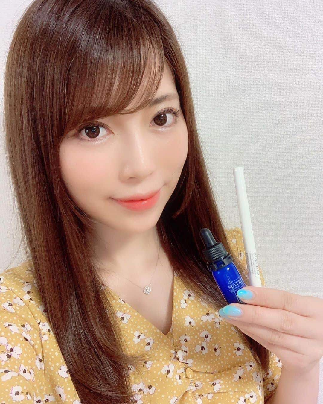 さわいえりさんのインスタグラム写真 - (さわいえりInstagram)「#さわえり美容  エステティシャンをしている後輩 かれんちゃん(@karen_beauty777)から、 #ヒト幹細胞コスメ 『MATRIX』がまた届いたよ💕  すっごくお肌が艶々のぷるぷるになるし、 リフトアップ効果が高いコスメのシリーズだから、 とっても大好きでお気に入りなの👶  今回は、かれんちゃんが私がマツエク辞めたって投稿を見て、#まつ毛美容液 もセットしてくれました✨ まつ毛のキワに沿ってアイラインのように付ける、 ペンタイプです♪ハリ&ツヤ&コシが出るみたい！  マトリックスエキスは、 普段お使っている化粧水、美容液、乳液等にプラスして混ぜて使うと、まるで肌質が変わったかのように、ぷるんぷるんに吸い付くお肌になります。  ピーリングとソープと合わせて使うと、 もぅモチモチッやみつき😳❣️ 肌荒れやニキビの改善にもなるよ💓  私は気に入り過ぎてリピート中！ 詳しくは @karen_beauty777 まで ・ ・ ・ ・ ・ ・ ・ ・ ・ ・ ・ ・ #マトリックス#MATRIX#ヒト幹細胞#コスメ#国内初#コスメ#美容液#ピーリング#ソープ#石鹸#洗顔#ボディ#スキンケア#化粧品#乳液#弾力#ハリ#潤い#ヒアルロン酸#コラーゲン#エラスチン#コスメ好きさんと繋がりたい#スキンケア用品#肌質改善#美意識#美容#綺麗になりたい#リフトアップ」6月20日 18時44分 - beauty_eri7