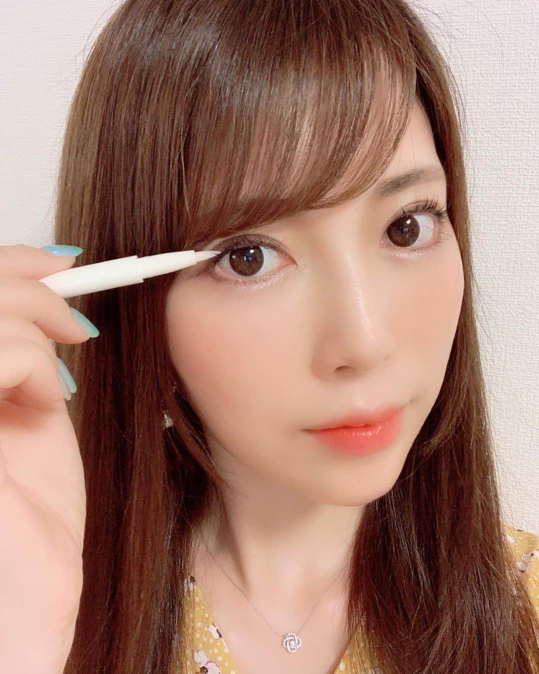 さわいえりさんのインスタグラム写真 - (さわいえりInstagram)「#さわえり美容  エステティシャンをしている後輩 かれんちゃん(@karen_beauty777)から、 #ヒト幹細胞コスメ 『MATRIX』がまた届いたよ💕  すっごくお肌が艶々のぷるぷるになるし、 リフトアップ効果が高いコスメのシリーズだから、 とっても大好きでお気に入りなの👶  今回は、かれんちゃんが私がマツエク辞めたって投稿を見て、#まつ毛美容液 もセットしてくれました✨ まつ毛のキワに沿ってアイラインのように付ける、 ペンタイプです♪ハリ&ツヤ&コシが出るみたい！  マトリックスエキスは、 普段お使っている化粧水、美容液、乳液等にプラスして混ぜて使うと、まるで肌質が変わったかのように、ぷるんぷるんに吸い付くお肌になります。  ピーリングとソープと合わせて使うと、 もぅモチモチッやみつき😳❣️ 肌荒れやニキビの改善にもなるよ💓  私は気に入り過ぎてリピート中！ 詳しくは @karen_beauty777 まで ・ ・ ・ ・ ・ ・ ・ ・ ・ ・ ・ ・ #マトリックス#MATRIX#ヒト幹細胞#コスメ#国内初#コスメ#美容液#ピーリング#ソープ#石鹸#洗顔#ボディ#スキンケア#化粧品#乳液#弾力#ハリ#潤い#ヒアルロン酸#コラーゲン#エラスチン#コスメ好きさんと繋がりたい#スキンケア用品#肌質改善#美意識#美容#綺麗になりたい#リフトアップ」6月20日 18時44分 - beauty_eri7