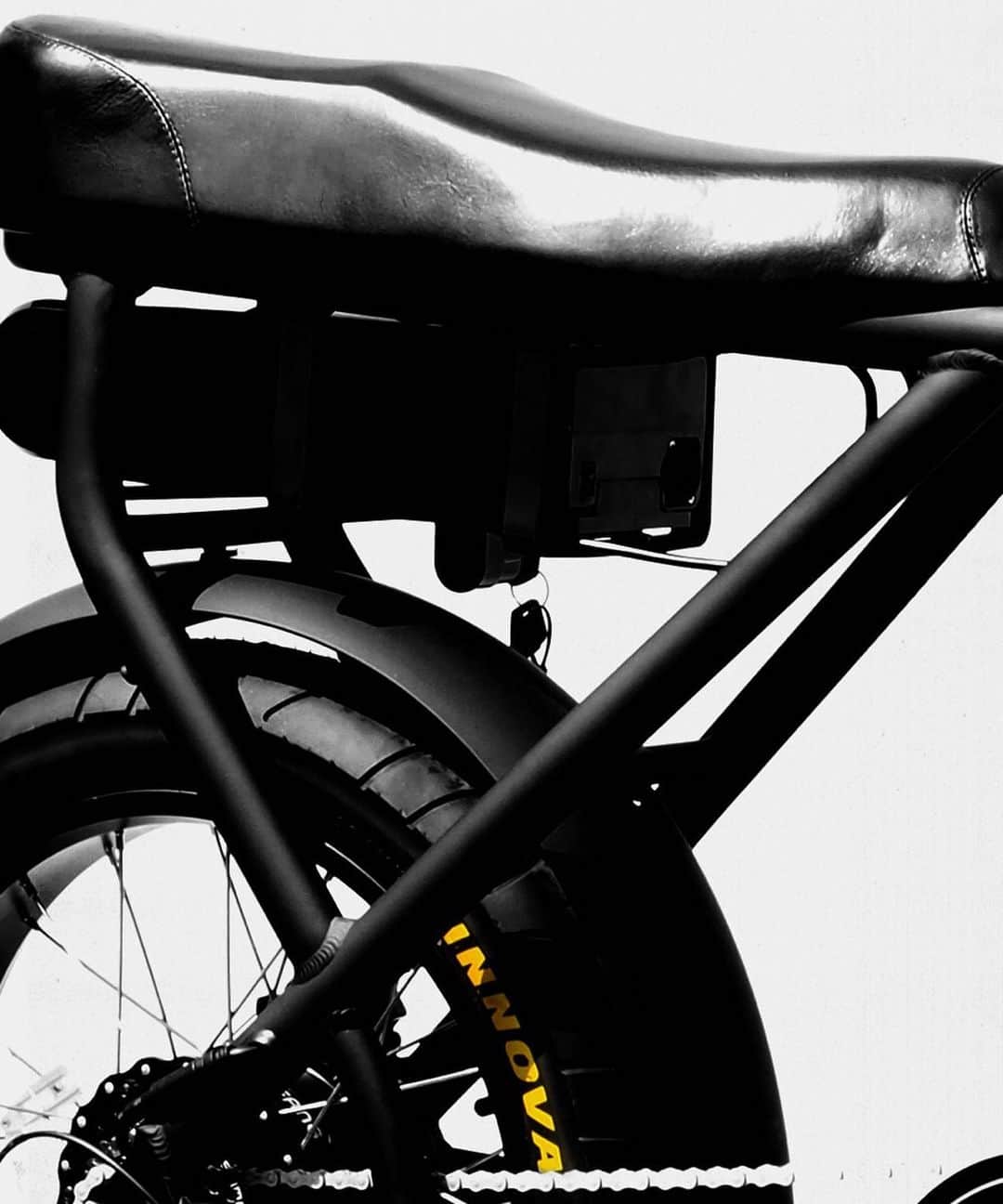 エストネーションさんのインスタグラム写真 - (エストネーションInstagram)「"ROCKA FLAME" ORDER EVENT 6/21 Fri. - 7/1 Mon. 銀座店 【ROCKA FLAME（ロカフレーム）】は未来形電動アシスト自転車のブランドです。従来の電動アシスト自転車の印象を大きく変え、独自の視点、センスでリリース。「Tokyo Soul Shout Freedom」をスローガンに掲げ、都市で最もクールで機能的な乗り物である、自転車の未来形を具現化しました。アイコン的なスクーターバイクのようなルックス、現存する電動アシスト自転車の中でも最もパワフルなアシストを誇るモーター、自転車の範疇を超えるワイドなファットタイヤを装着、そのすべてがワイルドな佇まいとなって存在感を放ちます。イベント開催中は、エストネーション限定レザーサドルの3モデルをラインナップ。レザーグリップ（3カラー）とレザーサドル（2カラー）をお客様の好みでカスタマイズが可能です。ぜひ貴重なこの機会にご来店ください。 - 価格￥299,600（税抜） ご納車について ・納期　2カ月～3カ月 ・渋谷区神宮前のROCKA FLAMEのショップ＆ショールームにて納車。 ・配送の場合のご料金は下記となります。 　東京都、神奈川県、埼玉県、千葉県（一部地域除く）￥8,500～ 　その他の地域は￥10,000～30,000 ※離島他、配送不可地域もございます。その他ご相談ください。 #estnation #rockaflame @estnation_ginza @rockaflame」6月20日 18時37分 - estnation_jp