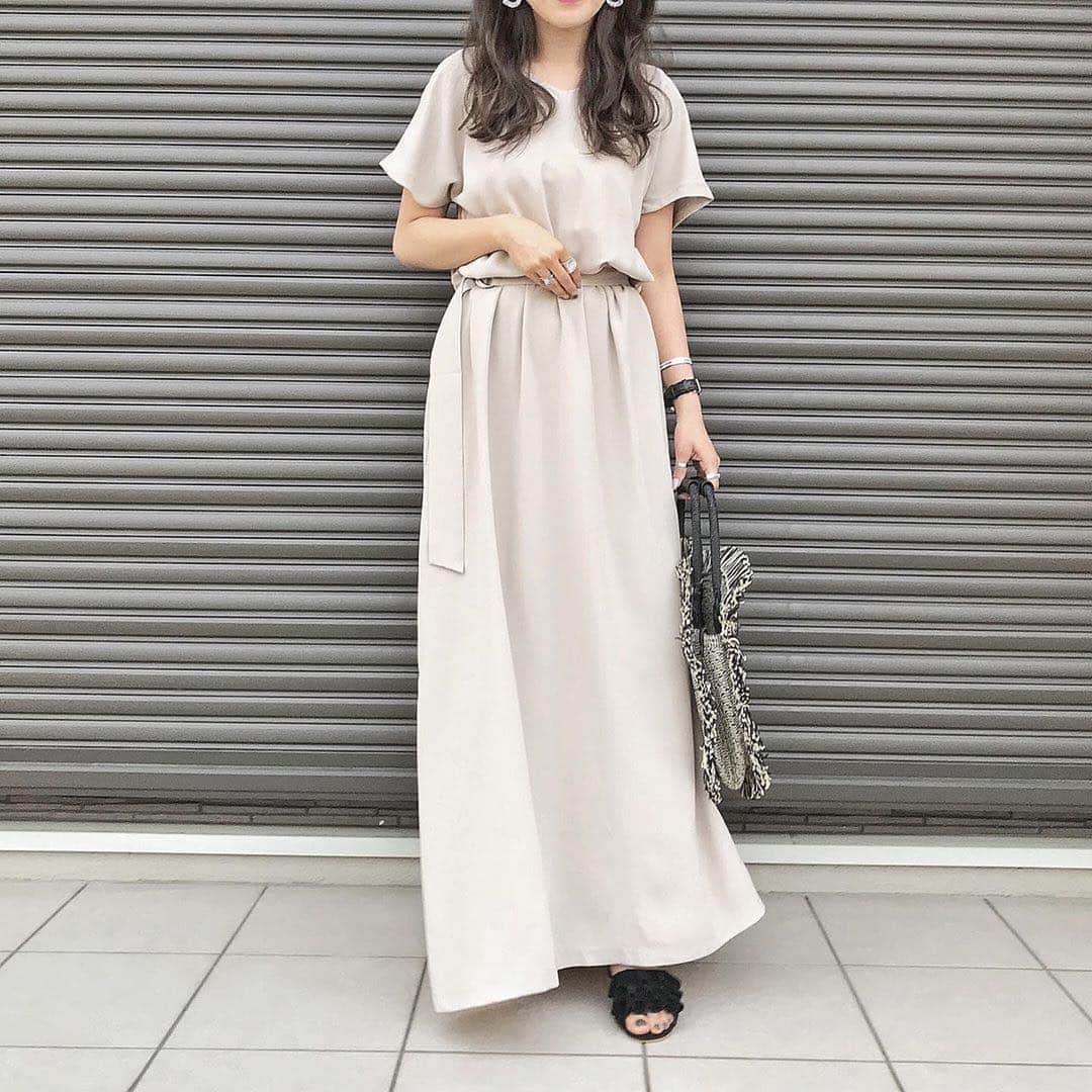 titivateさんのインスタグラム写真 - (titivateInstagram)「. . 【 style share 】 ベルト付きVネックロングワンピース 品番:ATXP2000 ¥4,590+tax . @by.fu_mi 様、素敵なコーディネートありがとうございます✨ オーバーサイズとマキシ丈が大人のリラックススタイルにぴったりなマキシワンピース🍀 ゆったりとした着心地で旅行などにもおすすめの一枚です✈️🏖 . STYLE SHARE 募集中！ titivateのアイテムを取り入れてコーデを投稿しよう！ ハッシュタグは『#titivatestyle』 . 素敵な着こなしで、もしかしたらtitivateのアカウントで紹介されちゃうかも⁈ 「リアル」で「身近」なオシャレコーデを楽しみにしています♪ . #titivate #ティティベイト #ファッション #ワンピース #ロングワンピース #マキシワンピース . . #Repost @by.fu_mi ・・・ ✔︎ 大好きワンピ♡ @titivatejp  #ベルト付きvネックロングワンピース ☝︎ . 黒と合わせてベージュもかなり着てる🤤 他の色もでないかなー♡って密かに願うほど使えるアイテム☝︎ . この日もブラック小物♡ ------------------------------------------------------ #titivate #ティティベイト #titivatestyle #outfit #code #夏コーデ#instagood#instalike#ヘアアレンジ#ワンピース#ロングワンピース#グレージュ#サンダル#フラットサンダル#マタニティコーデ #ブラック小物#サークルバッグ#ロングヘア#サロンモデル」6月20日 18時40分 - titivatejp