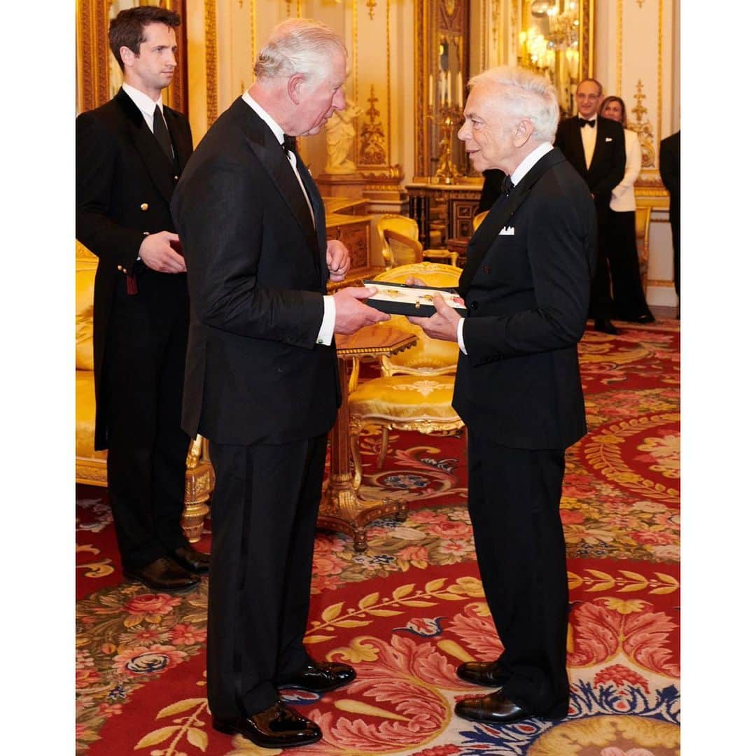 クラレンス邸さんのインスタグラム写真 - (クラレンス邸Instagram)「Last night at Buckingham Palace, The Prince of Wales presented American designer @ralphlauren with an Honorary Knighthood for Services to Fashion. Honorary decorations are awarded on the advice of the @ukforeignoffice to people who have made a significant contribution to relations between the UK and their own country.」6月20日 18時51分 - clarencehouse