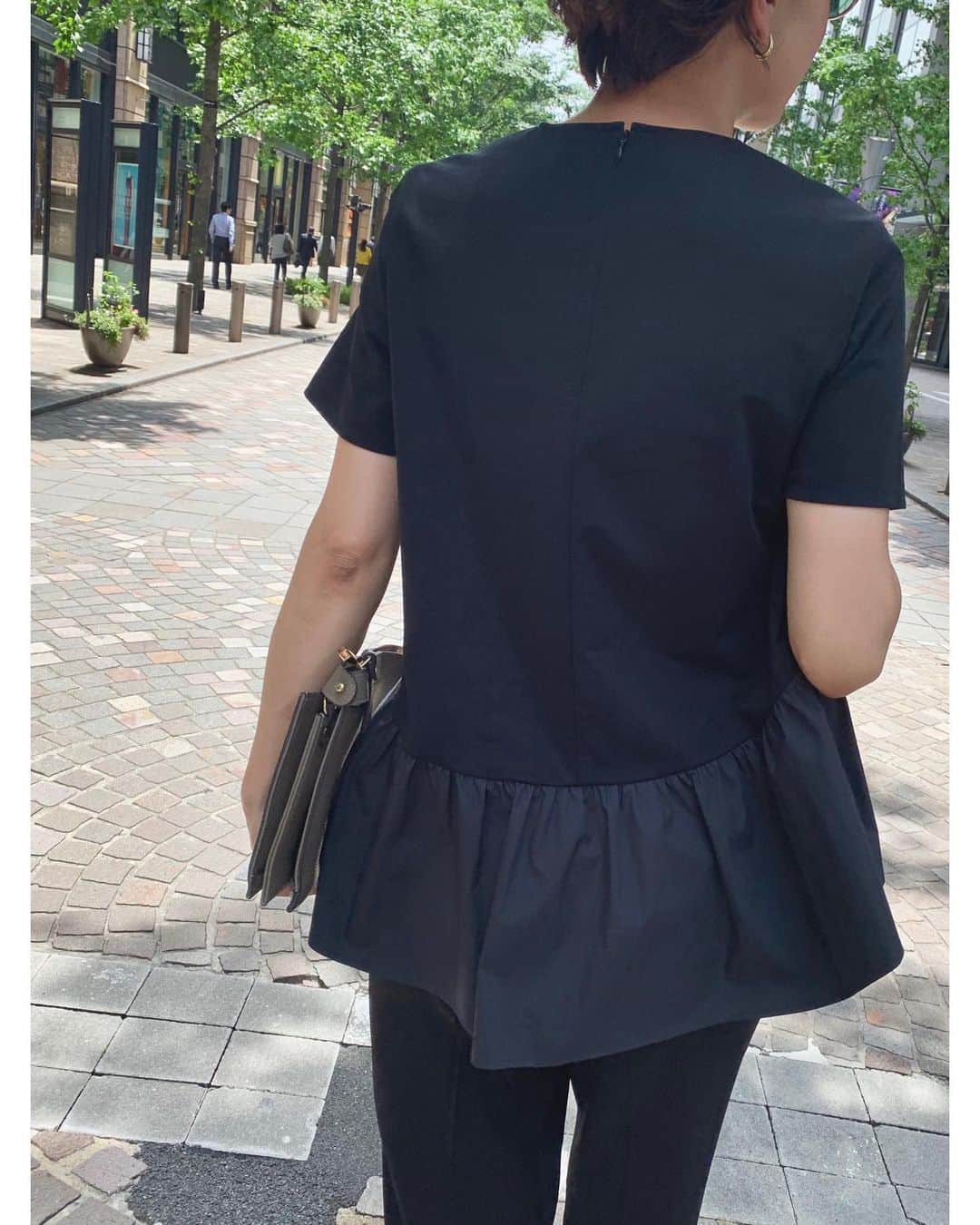 23区さんのインスタグラム写真 - (23区Instagram)「#23KU_DAYS 🚶‍♂️﻿to TOKYO MARUNOUCHI﻿﻿ ﻿﻿﻿ この夏着たい、オフィスカジュアル🌻﻿﻿ 異素材な組み合わせが存在感のあるトップス。﻿ 少しハリのあるたっぷりとしたボリューム感が﻿ クールなブラックコーデに可愛さをプラスしてくれます。﻿ 風に揺れるとさらにふわっとした空気感が🥰❣️﻿ ﻿ ﻿ ﻿﻿﻿ ﻿﻿﻿ -------------------------------------------------﻿﻿ RAFFINATA BAG﻿﻿﻿ イニシャルチャーム刻印キャンペーン﻿﻿ ﻿﻿﻿ 柔らかなイタリア製のシュリンクレザーを使用した﻿﻿﻿ "RAFFINATA"のショルダーバッグ。﻿﻿﻿ 同じレザー素材のチャームに、お好きなイニシャルを選んで刻印できるカスタマイズキャンペーンを実施中。﻿﻿ ﻿﻿﻿ 期間:6/14 fri〜27 thu﻿﻿﻿ お渡し予定日:8月上旬予定﻿﻿﻿ -------------------------------------------------﻿﻿﻿﻿ ﻿﻿﻿﻿ #23区 #23區 #MYSTANDARD23 ﻿﻿﻿﻿﻿ #東京 #丸の内 #tokyo﻿ #RAFFINATA #ラフィナータ #バッグ #ショルダーバッグ #フレアブラウス #ブラウスコーデ #通勤スタイル #通勤ファッション#コーデ #パンツコーデ #ベーシックコーデ #モノトーン #モノトーンコーデ #シンプルコーデ #ブラックコーデ #ワントーンコーデ #fashion #style #ootd #code #coordinate ﻿」6月20日 18時46分 - 23ku_official