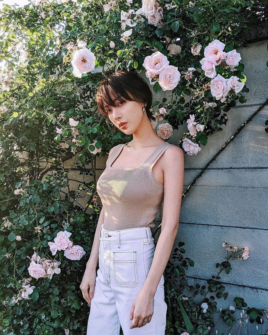ソンイのインスタグラム：「👒🐛🌿🌷💭」
