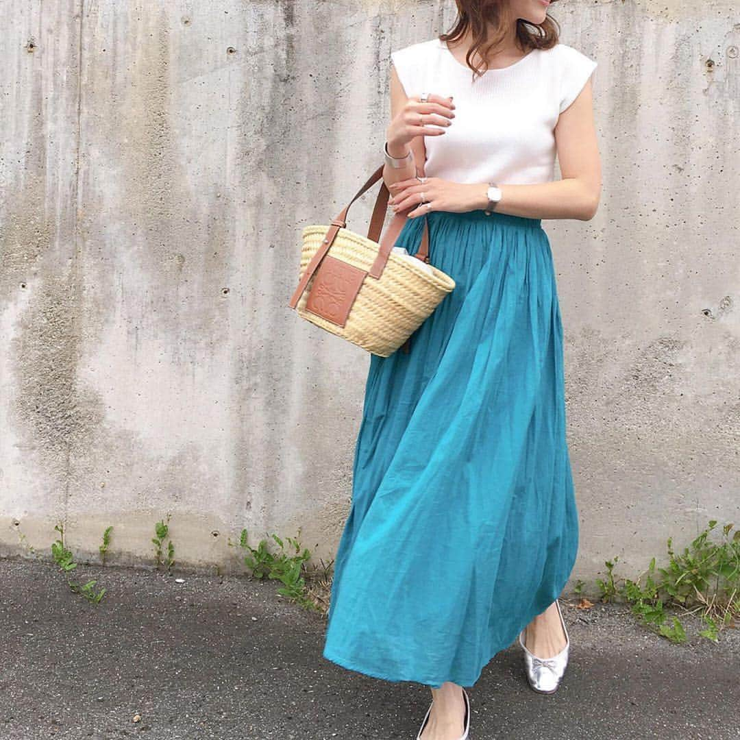 ur'sさんのインスタグラム写真 - (ur'sInstagram)「. . 【 style share 】 コットンボイルボリュームスカート 品番:BTXU0563 ¥3,990+tax . @midopei 様、素敵なコーディネートをありがとうございます！ 軽やかで柔らかいコットンのボイル生地を100%使用したロングスカート💙 ふわりと広がるボリューム感で、リラックスした履き心地がこれからの季節にピッタリの一枚です✨ 6/21(金)10:59まで期間限定価格でお得にお買い求め頂けます❤️ . STYLE SHARE 募集中！ ハッシュタグは『#urs_styling』 素敵な着こなしは、紹介させて頂くことがあります。 . #urs_official #ユアーズ #レディース #fashion #コーディネート #スカート #コットン #ボリュームスカート . . #Repost @midopei ・・・ ❤︎❤︎❤︎﻿ 爽やかなブルーのスカート﻿ ﻿ 軽やかに広がるデザインがよい﻿ ﻿ @urs_official ﻿﻿ #コットンボイルボリュームスカート ﻿﻿ ﻿﻿ ﻿ 身長157cm Sサイズ着用﻿ ﻿ ﻿ ﻿﻿ #urs_official#urs_styling#ユアーズ　﻿﻿﻿﻿ #ママコーデ#ママファッション﻿﻿﻿﻿﻿﻿﻿﻿﻿ #instafashion#大人カジュアル#オトナ女子#シンプルコーデ ﻿﻿﻿﻿#きれいめカジュアル ﻿﻿﻿#スカートコーデ#夏コーデ﻿」6月20日 18時47分 - urs_official