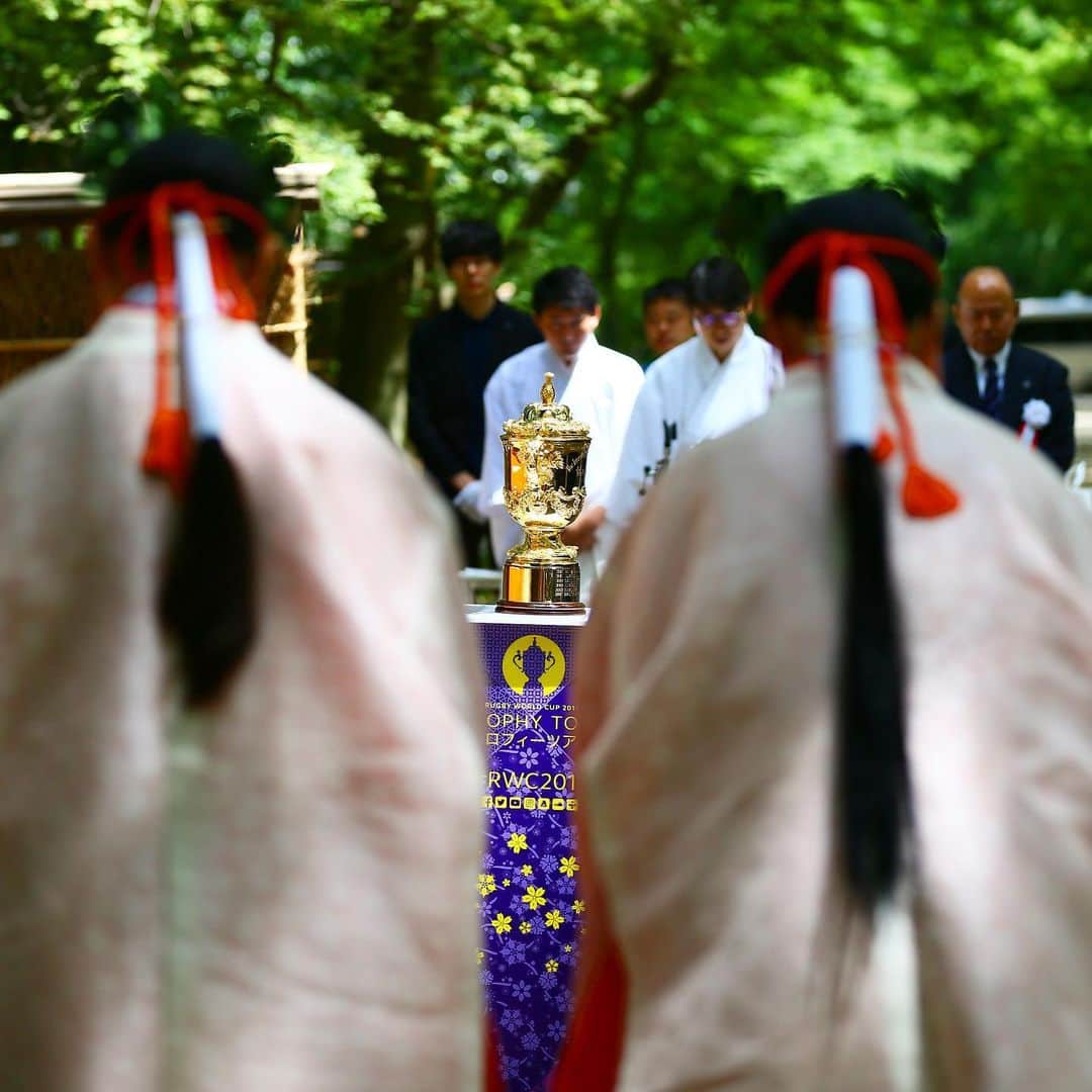 のインスタグラム：「. 🏆#トロフィーツアー 京都編🏆 . 下鴨神社では、大会の成功祈願をしていただきました⛩🏉✨ . #RWC2019 #Rugby #Rugbygram #Sport #Kyoto #Shrine #Japan #WebbEllisCup #Trophy #RugbyBall #VisitJapan #世界遺産 #ラグビー #京都」