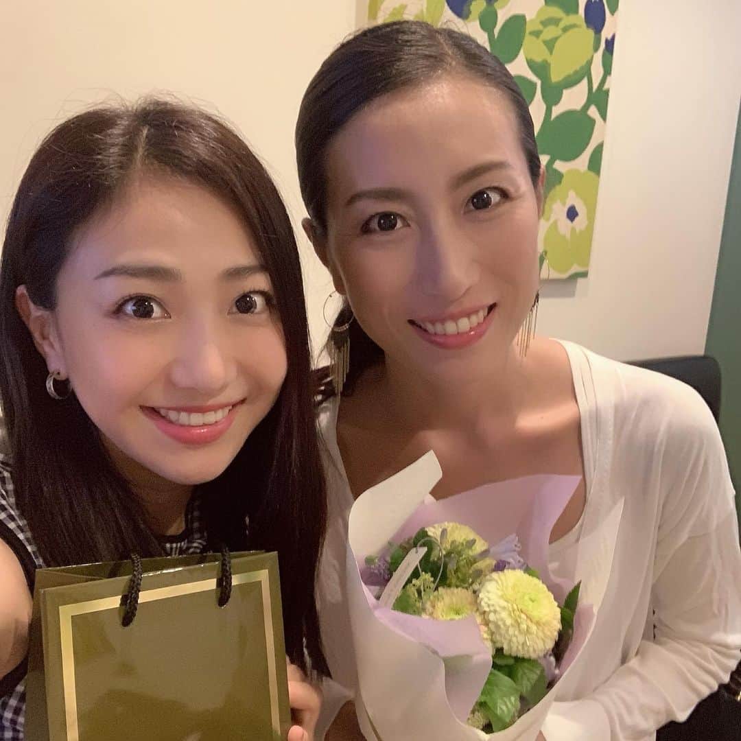 透水さらさのインスタグラム：「れーれさん(@rei.wd )からお花とバースデープレゼント🎁 ほんといつも素敵で優しい #ありがとうございます #いい香りの#素敵なヘアーオイル#love」