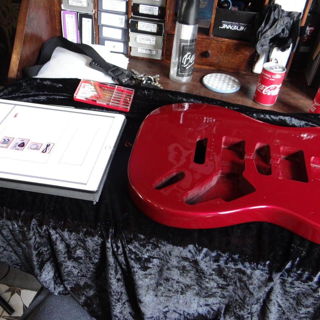 ベン・ソーンダースさんのインスタグラム写真 - (ベン・ソーンダースInstagram)「done some mork on my guitar my Dad @deanthevoice gave me ❤️ almost there 😎🤟🏻」6月20日 18時49分 - bensaundersmusic