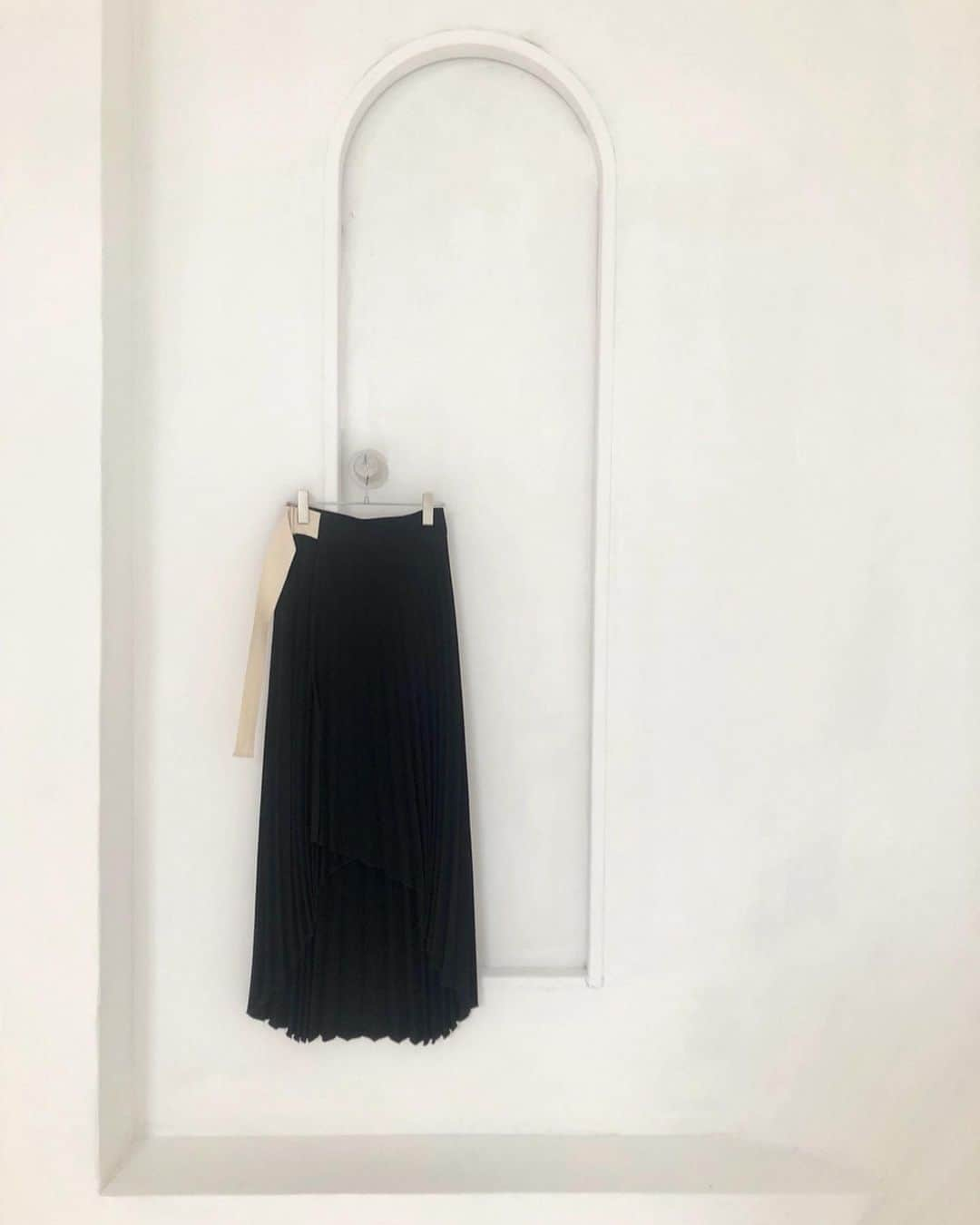 leinwande_officialさんのインスタグラム写真 - (leinwande_officialInstagram)「Pleats Wrapped Skirt available online.  #leinwände #leinwande」6月20日 18時49分 - leinwande_official