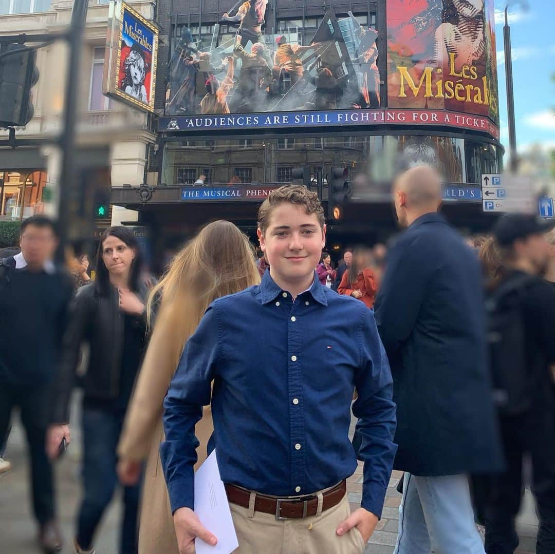 デブラ・メッシングさんのインスタグラム写真 - (デブラ・メッシングInstagram)「Chim-chimminy, Chim-chimminy, chimchim-charoo..... in the West End going to see Les Miserables. Ran into a proper English  lady in the elevator.」6月20日 18時51分 - therealdebramessing