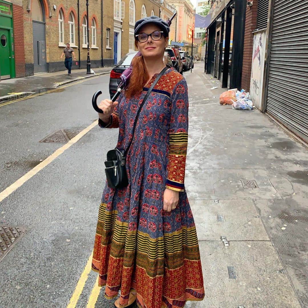 デブラ・メッシングさんのインスタグラム写真 - (デブラ・メッシングInstagram)「Chim-chimminy, Chim-chimminy, chimchim-charoo..... in the West End going to see Les Miserables. Ran into a proper English  lady in the elevator.」6月20日 18時51分 - therealdebramessing