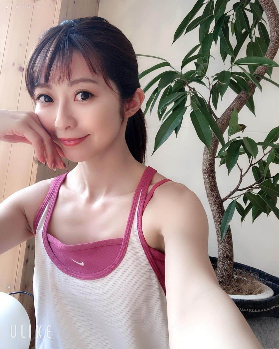 折原みかさんのインスタグラム写真 - (折原みかInstagram)「@onda_sports_therapy  さんのHP撮影しました ステキなスタジオで🧘‍♀️ おんさんによるマンツーマン指導でのストレッチとトレーニングとマッサージ（国家資格の柔道整復師）を受けながらの撮影。 撮影ということをすっかり忘れてパーソナルトレーニングでは真剣に身体を動かし、マッサージでは本気で癒され、幸せなひとときでした♡笑 ゴットハンドの持ち主おんさんのオフショット動画はストーリーに載せてるからぜひ音声有りで見てね♫ #hp撮影 #スタジオ撮影 #撮影 #モデル #柔道整復師 #国家資格 #ゴッドハンド #マッサージ #痛みがなくなるマッサージ #ストレッチ #トレーニング #パーソナルトレーナー #パーソナルトレーニング #体幹トレーニング #マンツーマン #貸切ジム #gim #おすすめ #model #followｍe  #自撮り女子 #自撮り部 #ポニーテール #スポーツウェア #スポーツ女子 #ナイキウェア #nike #タンクトップ #細腕 #personaltraining」6月20日 18時51分 - mikaorihara