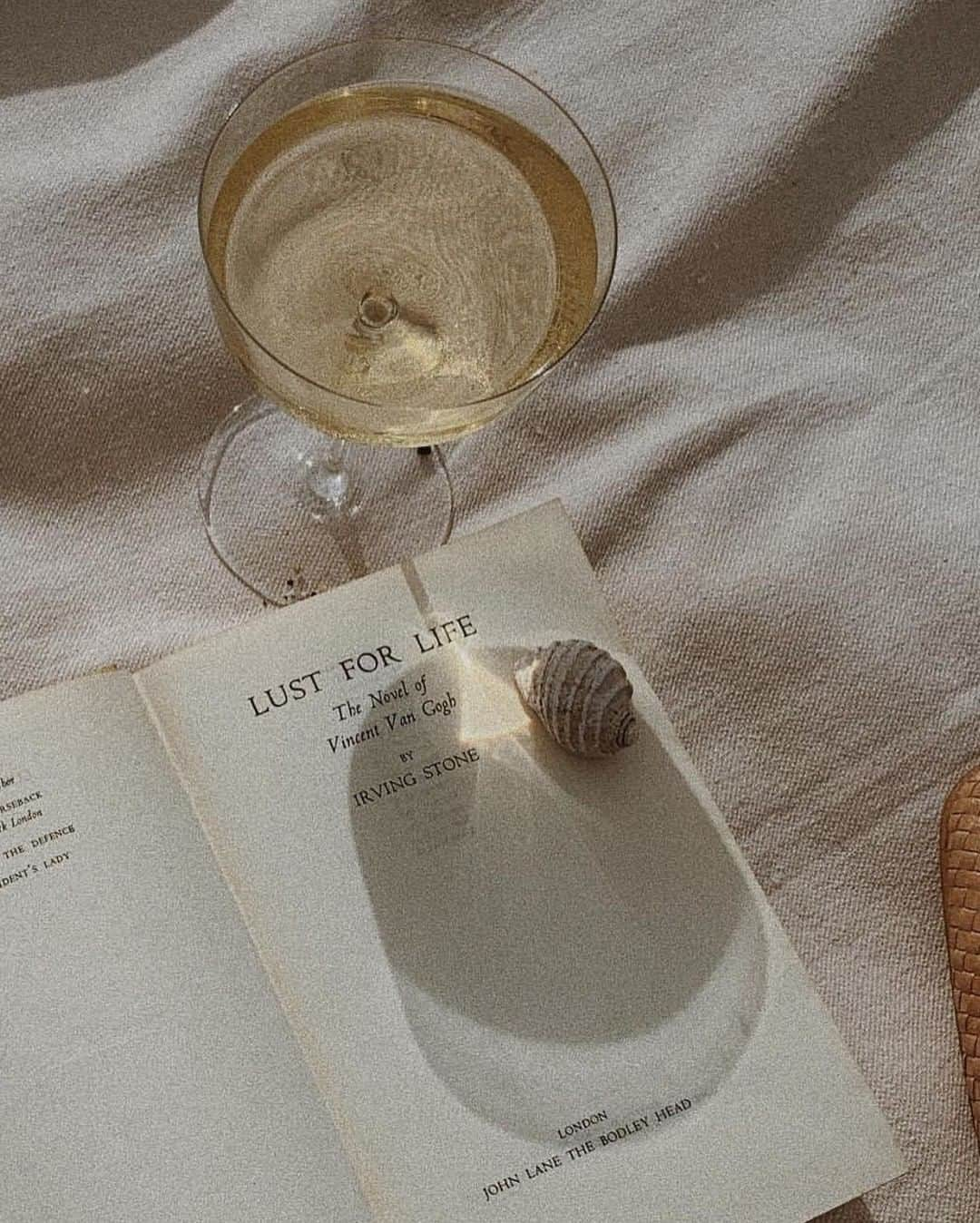 The Horseさんのインスタグラム写真 - (The HorseInstagram)「Time to enjoy the little things⠀⠀⠀⠀⠀⠀⠀⠀⠀ .⠀⠀⠀⠀⠀⠀⠀⠀⠀ Via mente_flores⠀⠀⠀⠀⠀⠀⠀⠀⠀ ⠀⠀⠀⠀⠀⠀⠀⠀⠀ #wineoclock #book #reading #timeout #relax #life」6月20日 19時01分 - the_horse