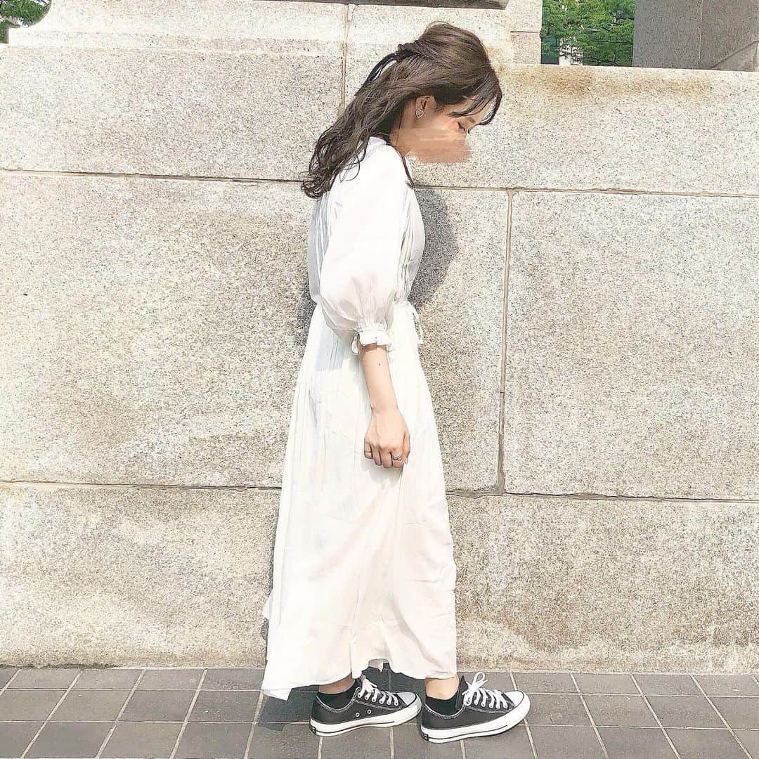 haruさんのインスタグラム写真 - (haruInstagram)「ㅤㅤㅤㅤㅤㅤㅤㅤㅤㅤㅤㅤㅤ ㅤㅤㅤㅤㅤㅤㅤㅤㅤㅤㅤㅤㅤ ㅤㅤㅤㅤㅤㅤㅤㅤㅤㅤㅤㅤㅤ #ootd ㅤㅤㅤㅤㅤㅤㅤㅤㅤㅤㅤㅤㅤ 個人的にお気に入りコーデ ♥ ㅤㅤㅤㅤㅤㅤㅤㅤㅤㅤㅤㅤㅤ ワンピースずっと悩んでて1回やめたけど 次行ったときに﻿タイムセールで20%off だったので 思わず購入してしまったけど☜﻿ 可愛いすぎて買ってよかった🥺❤️ ㅤㅤㅤㅤㅤㅤㅤㅤㅤㅤㅤㅤㅤ 前後2wayで着れるしさらに羽織りとしても 使えるから嬉しい☺ 他のカラーもほしいなぁ 𓂅 ˒˒﻿ ㅤㅤㅤㅤㅤㅤㅤㅤㅤㅤㅤㅤ ♥ one-piece : #mystic ♥ pettipants : #classicalelf ♥ inner : #uniqlo ♥ bag : #Lee ♥ shoes : #converse ㅤㅤㅤㅤㅤㅤㅤㅤㅤㅤㅤㅤㅤ 女の子らしく ハーフくるりんぱにリボンバレッタにしたけど 甘々すぎるのは苦手なのでスニーカーとサコッシュに💙 ㅤㅤㅤㅤㅤㅤㅤㅤㅤㅤㅤㅤㅤ ワンピース 下は裏地がついていて透けにくいけど 心配なのでペチパンツを履きました☺✨ ㅤㅤㅤㅤㅤㅤㅤㅤㅤㅤㅤㅤㅤ #ワンピースコーデ#ハーフくるりんぱ#シンプルコーデ #harucd ㅤㅤㅤㅤㅤㅤㅤㅤㅤㅤㅤㅤㅤ」6月20日 19時01分 - __haru3