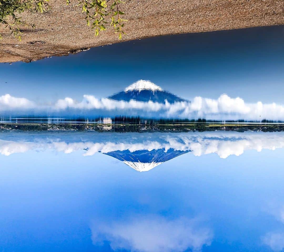GoProさんのインスタグラム写真 - (GoProInstagram)「上が。。下？🤔 #河口湖 で #富士山 の完璧な反射をとらえた @d209johnson の一枚 🗻 ・ ・ ・ #GoPro #GoProJP #GoProTW #Goproのある生活 #河口湖 #富士五湖 #富士河口湖 #MtFuji #MountFuji #TravelJapan」6月20日 19時01分 - goprojp