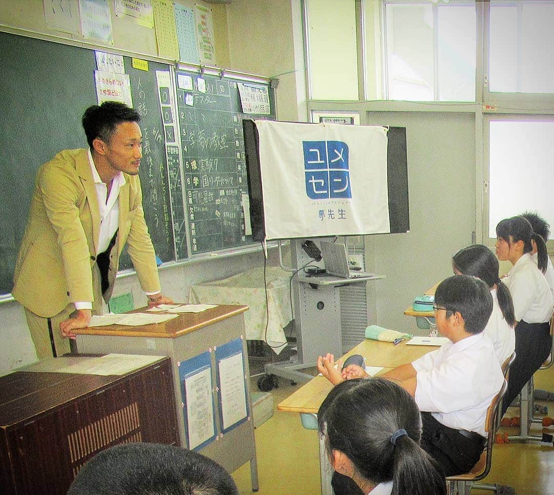 梅野源治のインスタグラム：「先日、岐阜県で夢についての授業をしてきました。  夢先生をやろうと思ったきっかけは(人前で話をするのが苦手だったから)+(リングの上で闘って人に"何か"を伝えるのに加えて言葉でも人に"何か"を伝える力がほしかった)からです！  #苦手なことに挑戦 #そこに成長がある #頭がよくないから行動するしかない #みんないい笑顔だった ♪」
