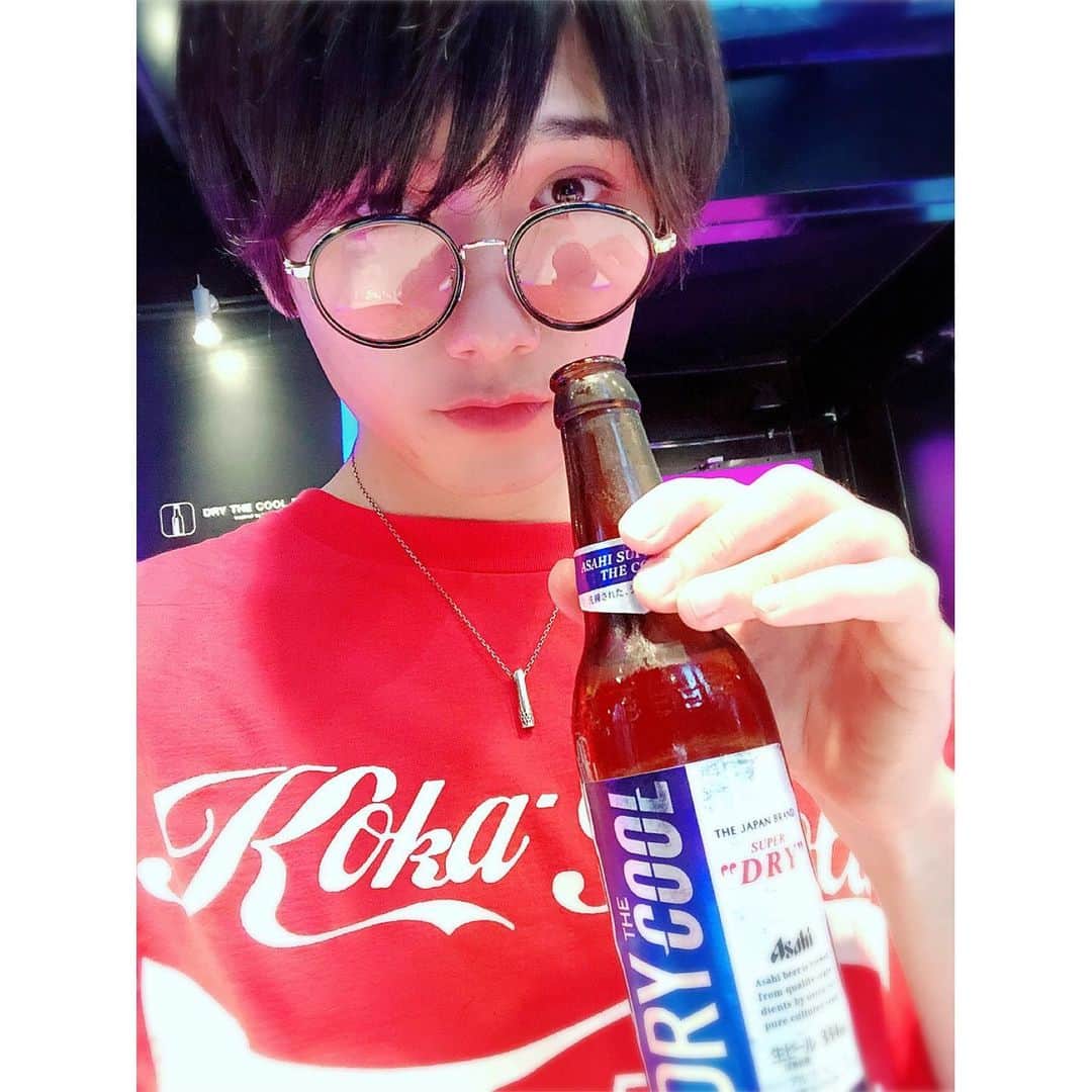 水石亜飛夢さんのインスタグラム写真 - (水石亜飛夢Instagram)「スーパードライの新製品て聞いて、吸い込まれるように入ってしまった。入らざるをえない。。﻿ ﻿ サイコーに辛口でしたね 夏はスーパードライだよね🍺﻿ ﻿ ﻿ とかいいつつコーラのパロディT着てるとか、ひっちゃかめっちゃかかよ﻿ ﻿ ﻿ #DRYcool﻿ #beerstagram」6月20日 18時54分 - atom_mizuishi