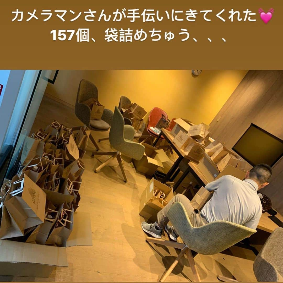 京乃ともみさんのインスタグラム写真 - (京乃ともみInstagram)「当日はお花がたくさん届いて、会場を華やかに彩り、まるでお花屋さんのようなパーティーになりました！🌷🏵🌻. . 感謝の気持ちでいっぱいです。 . 生徒さんとフウガドールすみだの肥後さんが仕組んだ電報のサプライズも😢💓. こうゆうのずるい…すぐ泣いちゃう！. . 大塚製薬さんからは、私が大好きなジェルブレとソイジョイ🍪. このパック、一つ一つ組み合わせて手包みしてくださったの…160個分😭🎁. . マザーウォーターさんからは、お祝いの記念に書籍のラベル作ってくださり、みんなへのお土産にさせていただきました🛍🥤. . . 出版できたことでこれまで見守ってくれてた周りの温かさも改めて身に染みました。📚. . インスタをフォローしてくれてる人も含めて、私と出会ってくれて人生に関わってくれてありがとう😊💓これからも大切な人たちに胸いっぱいの愛を注いでいきたいし、楽しい時間を共有したいです。. . ヨガを通して、働く人がもっと健康になって日本が元気になってより良い社会をつくりたい！✊. . そして今増えているヨガの先生やインストラクターさんたちが働きやすいように、もっと社会と繋げていきたいです。🌈. . それが今の自分に出来る役割だと思っています。 . どうか力を貸してください🤲🌸. . これからも、よろしくお願いします！. . . #働くみんなの1分すぐ楽ヨガ」6月20日 18時55分 - tomomi_kyono