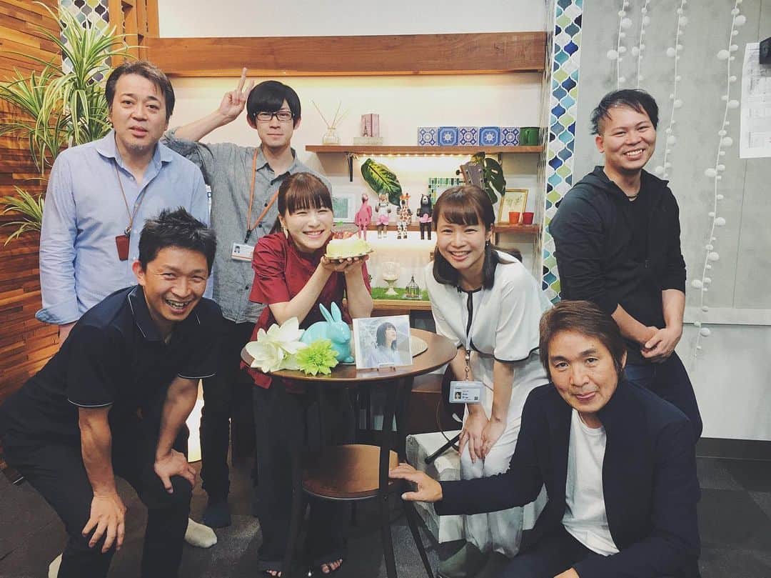 渕上里奈のインスタグラム：「⁑ haremachi TV「渕上里奈のhappiness Music」のスタッフの皆さんにお祝いしていただきました 🎂 30への階段 登り始めました🚶‍♀️トントントントン 普通のスポンジケーキ苦手なのを気遣ってくださってチーズケーキ🧀 優しさ 、、、」