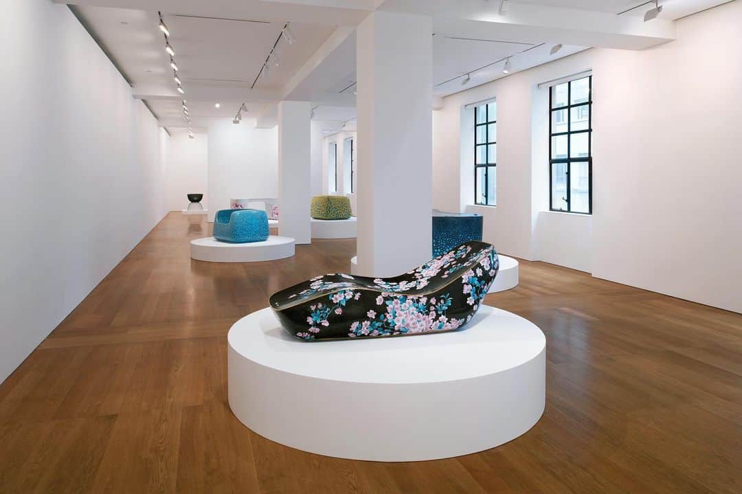 のインスタグラム：「#MarcNewson: Join us for a tour of Marc Newson’s first exhibition of limited-edition furniture in China, at Gagosian, Hong Kong, on Saturday, June 29, at 4pm.  Gagosian Senior Director Han-I Wang will lead a tour of the exhibition, taking a closer look at how the artist blurs the boundaries between sculpture, furniture, and the decorative arts. To attend the free event, RSVP to hktours@gagosian.com. Space is limited. __________ #Gagosian @marcnewsonofficial Installation views, "Marc Newson," Gagosian, Hong Kong, May 23–July 27, 2019. Artwork © Marc Newson. Photos: Martin Wong」
