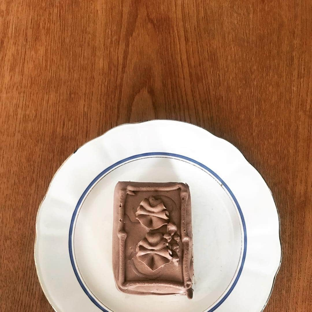 伊藤まさこさんのインスタグラム写真 - (伊藤まさこInstagram)「TOPSのケーキもミニサイズになると新鮮。クリームたっぷりの角に当たる確率が高くなるのもうれしいね。これ2.3人分っぽいんだけど打ち合わせ3時間くらいした後はひとりでペロリよね😌#masakooyatsumemo」6月20日 19時04分 - masakoito29