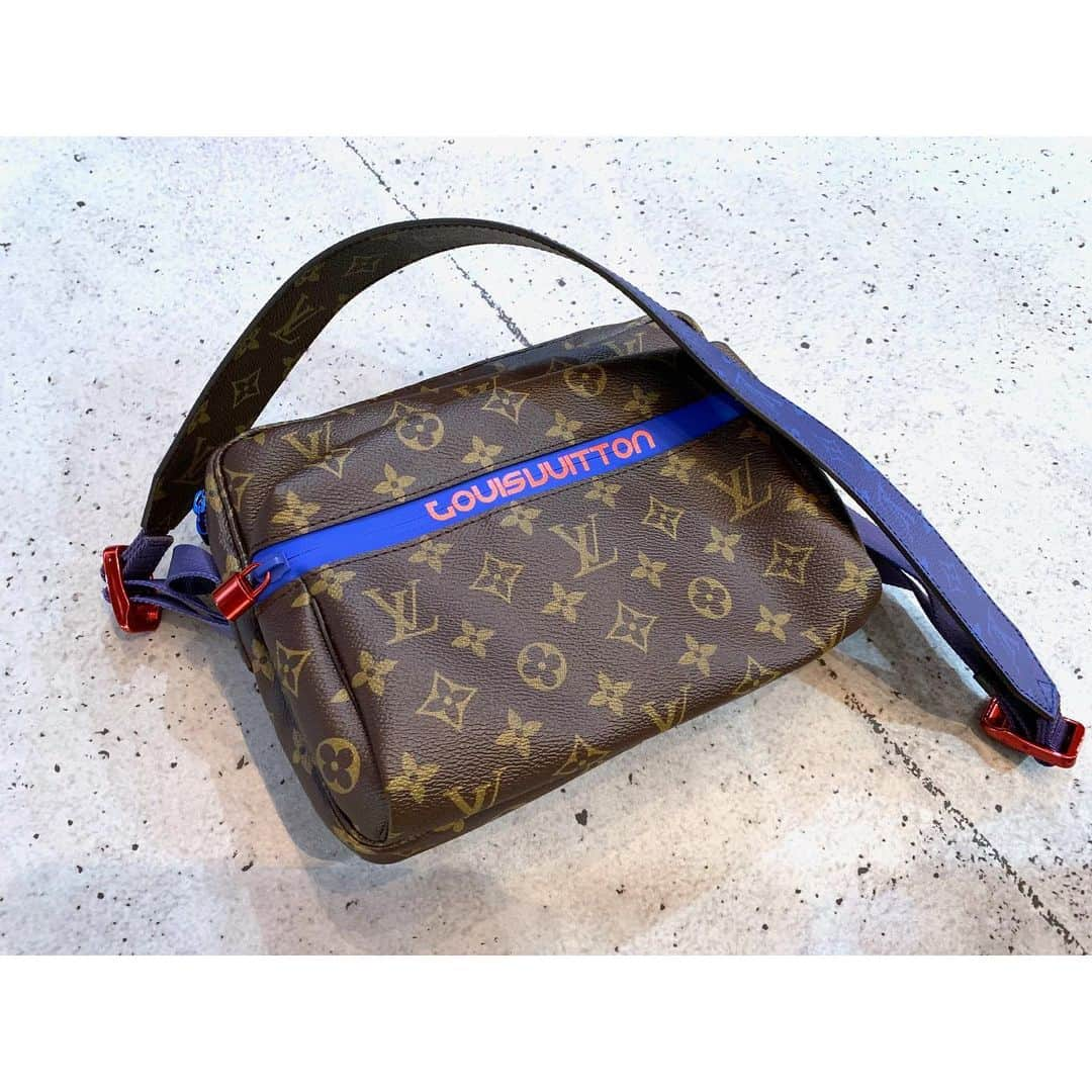 RINKAN渋谷店さんのインスタグラム写真 - (RINKAN渋谷店Instagram)「【2F New Arrival】 《LOUIS VUITTON》 "MESSENGER PM" 18SS... ㅤㅤㅤㅤㅤㅤㅤㅤㅤㅤㅤㅤㅤ 現ディオールのアースティックディレクターであるキム･ジョーンズが手掛けた18SSシーズンのメッセンジャーPMが入荷しました。 スポーツからインスパイアされており、スポーティなテーピングを使用した止水ジップをはじめ、カラフルなショルダーストラップやメタリックなジップやパーツなどを使用した斬新なデザインとなっております。 こちら新品同様でご用意しております。是非店頭にてご覧くださいませ。 ㅤㅤㅤㅤㅤㅤㅤㅤㅤㅤㅤㅤㅤ #rinkan #shibuya #saintlaurent #saintlaurentparis #dior #diorhomme  #louisvuitton #lv #gucci #amiri #rickowens #balmain #celine #celinebyhedislimane #prada #burberry #valentino #maisonmargiela #thombrowne #tadyandking #hermes #cartier #fendi #givenchy #yohjiyamamoto #commedesgarcons #sulvam #sacai RINKAN 渋谷店 03-5458-3050 渋谷区神南1-12-16」6月20日 19時06分 - rinkan_shibuya