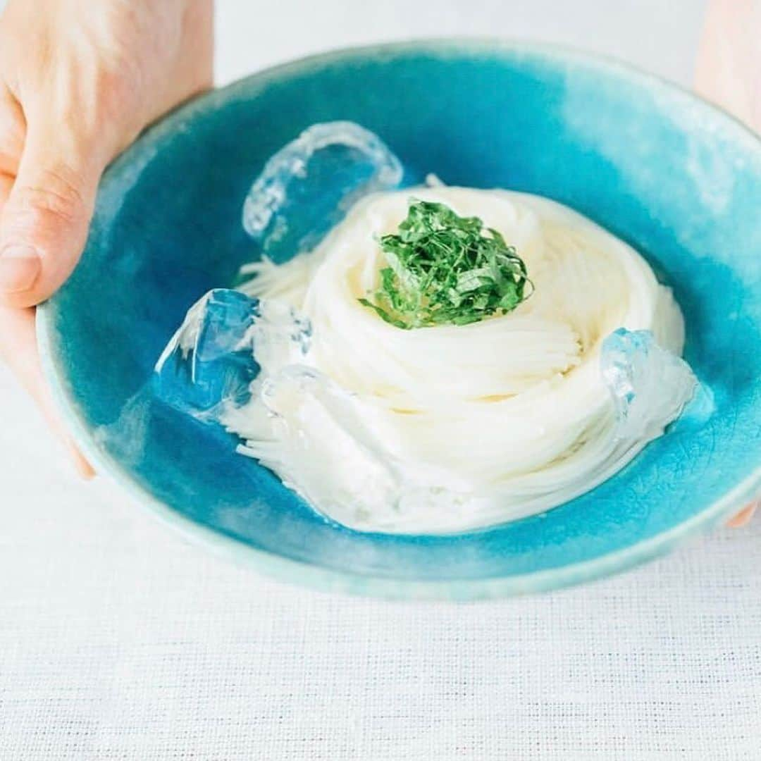 FOOD&COMPANYさんのインスタグラム写真 - (FOOD&COMPANYInstagram)「. . 旬の野菜市！ 2019.06.22sat - 23sun 11:00-21:00 @学大店  真砂喜之助製麺所 お素麺試食会&つけダレづくりワークショップ ＠学大店 2019.6.23sun  ①13:00-14:30 ★残り1席 ②16:00-17:30 . . 今週末土日、学大店と湘南T-site店では旬のお野菜市を同時開催します。  旬彩ファームさん @syunsaifarm のケールやマスタードリーフ、グリーンリーフを詰め込んだ旬のサラダセットが届きます。そのほか、さくらんぼやマンゴー、毎年大好評の山梨のスイートコーン"きみひめ"など旬のお野菜や果物たちが大集合。初夏のみずみずしいお野菜をたっぷりお届けします。  学大店では、香川県小豆島より真砂喜之助製麺所 @masago_kinosuke さんをお迎えして、素麺のテイスティング会を開催。つるっと滑らか、しっかりとしたコシのある麺は毎年大好評。同時に、料理家・日坂春奈さんをお迎えして、素麺のつけダレづくりワークショップも開催します。作り手さんや料理家さんと一緒に素麺の美味しい食べ方を探求するワークショップ、なかなかない機会ですのでお早めに！  湘南店でもイベントをご用意しています。詳細は明日お知らせしますので、お楽しみに。  それでは、各店舗おすすめのお野菜をたっぷりとご用意して、みなさまのお越しをお待ちしております。  #foodandcompany #フードアンドカンパニー #学大  #湘南 #旬の野菜市 #お野菜市 #旬の野菜 #真砂喜之助 #素麺 #ワークショップ ＃テイスティング」6月20日 19時18分 - foodandcompany_grocery