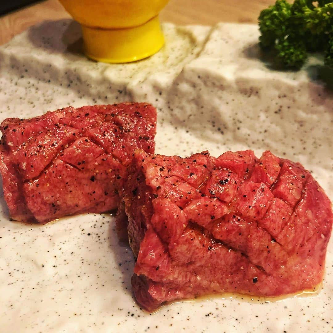 小鳥遊しほさんのインスタグラム写真 - (小鳥遊しほInstagram)「町屋にある焼肉ドラゴンのレバーとタンが絶品なのでぜひ行ってほしい。ほかのお肉やキムチも絶品なのでぜひ行ってほしい。あと冷麺がつけ麺スタイルなのも新しくていいのでぜひ行ってほしい。町屋駅から徒歩3分。 . 焼肉  ドラゴン @yakiniku_dragon ☎️03-6458-2529 . #焼肉ドラゴン #焼肉 #レバー #肉 #グルメ #町屋」6月20日 19時19分 - shihotakanashi