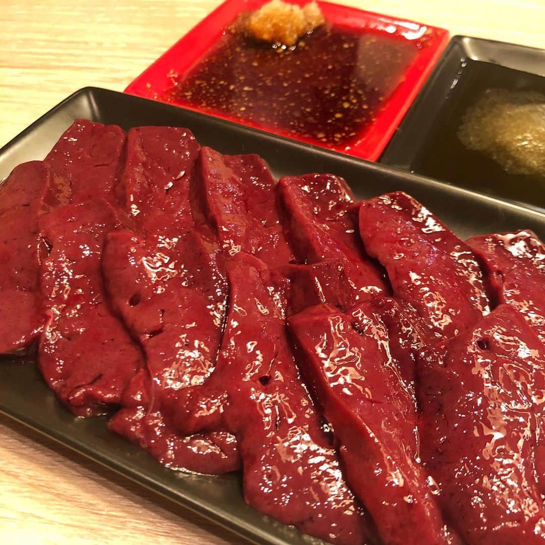 小鳥遊しほのインスタグラム：「町屋にある焼肉ドラゴンのレバーとタンが絶品なのでぜひ行ってほしい。ほかのお肉やキムチも絶品なのでぜひ行ってほしい。あと冷麺がつけ麺スタイルなのも新しくていいのでぜひ行ってほしい。町屋駅から徒歩3分。 . 焼肉  ドラゴン @yakiniku_dragon ☎️03-6458-2529 . #焼肉ドラゴン #焼肉 #レバー #肉 #グルメ #町屋」
